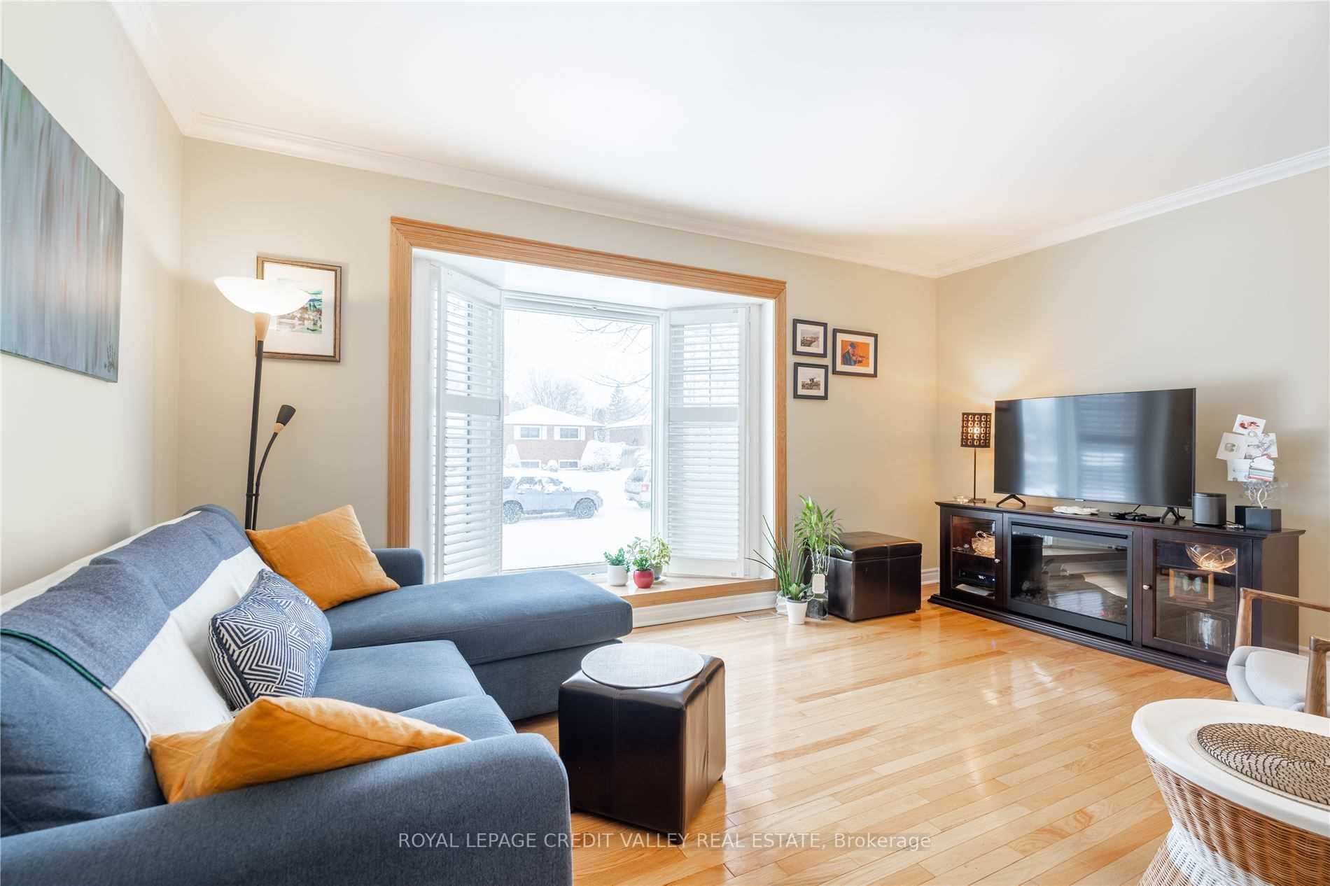 535 Taplow Cres W
