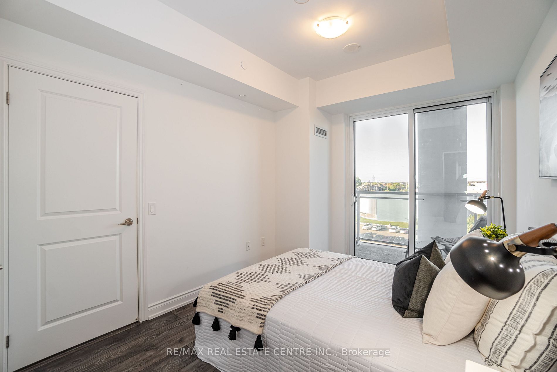 1050 Main St E, #517