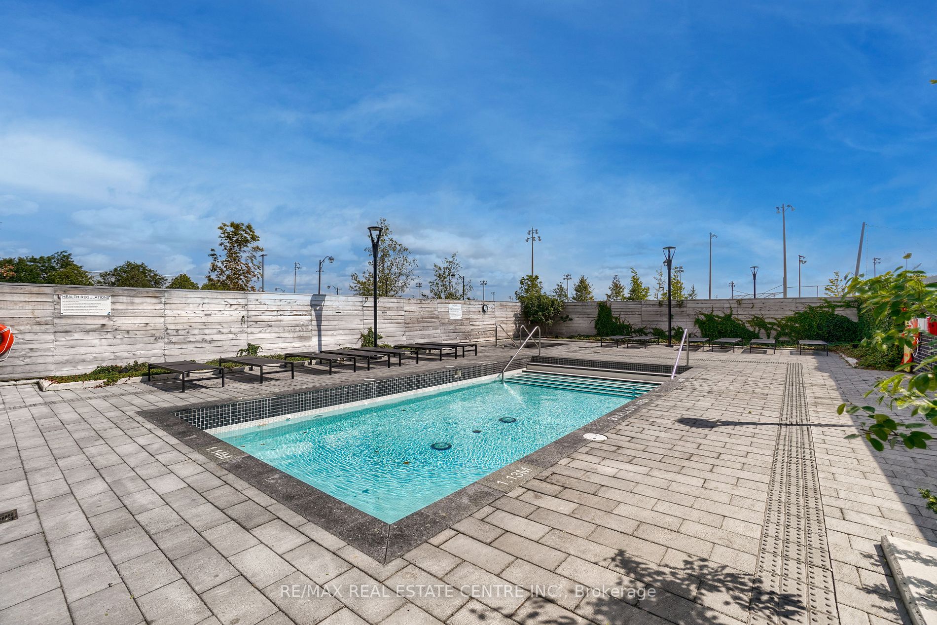 1050 Main St E, #517