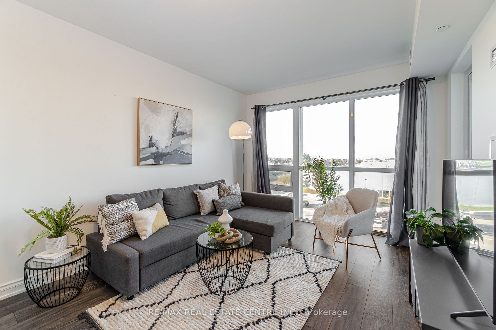 1050 Main St E, #517