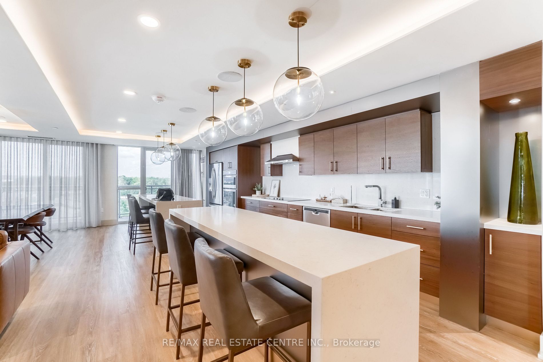 1050 Main St E, #517