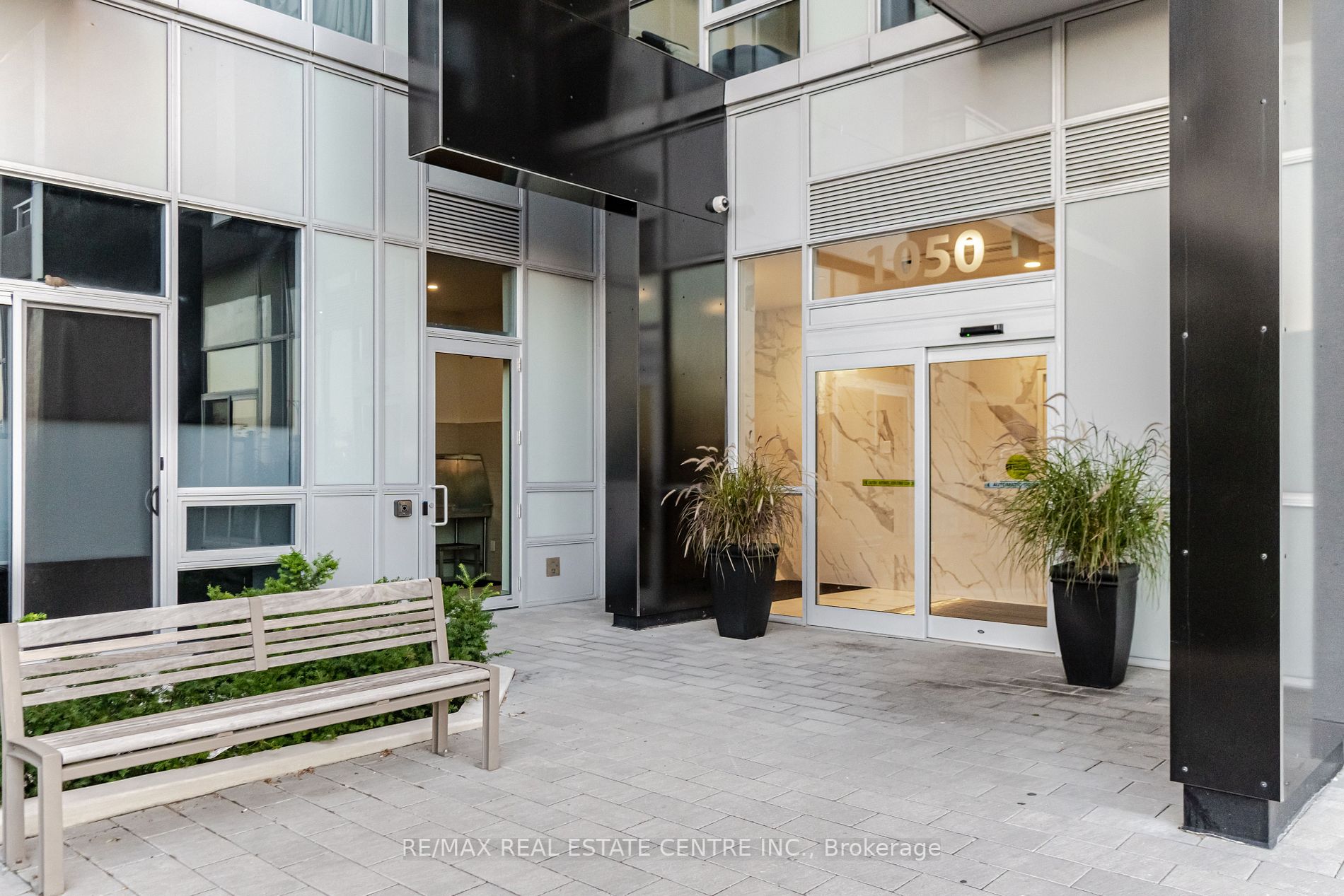 1050 Main St E, #517