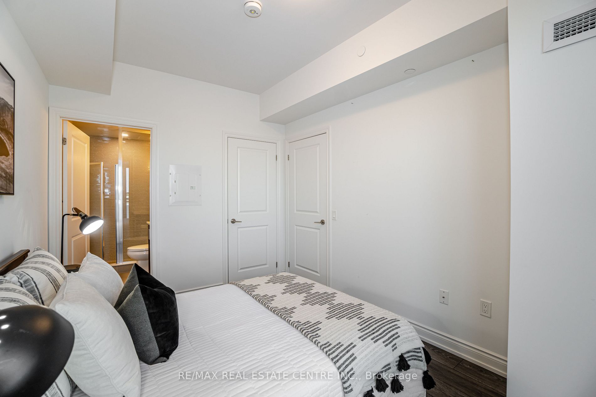 1050 Main St E, #517