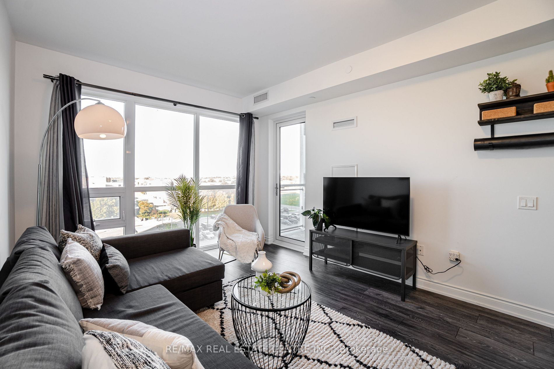 1050 Main St E, #517