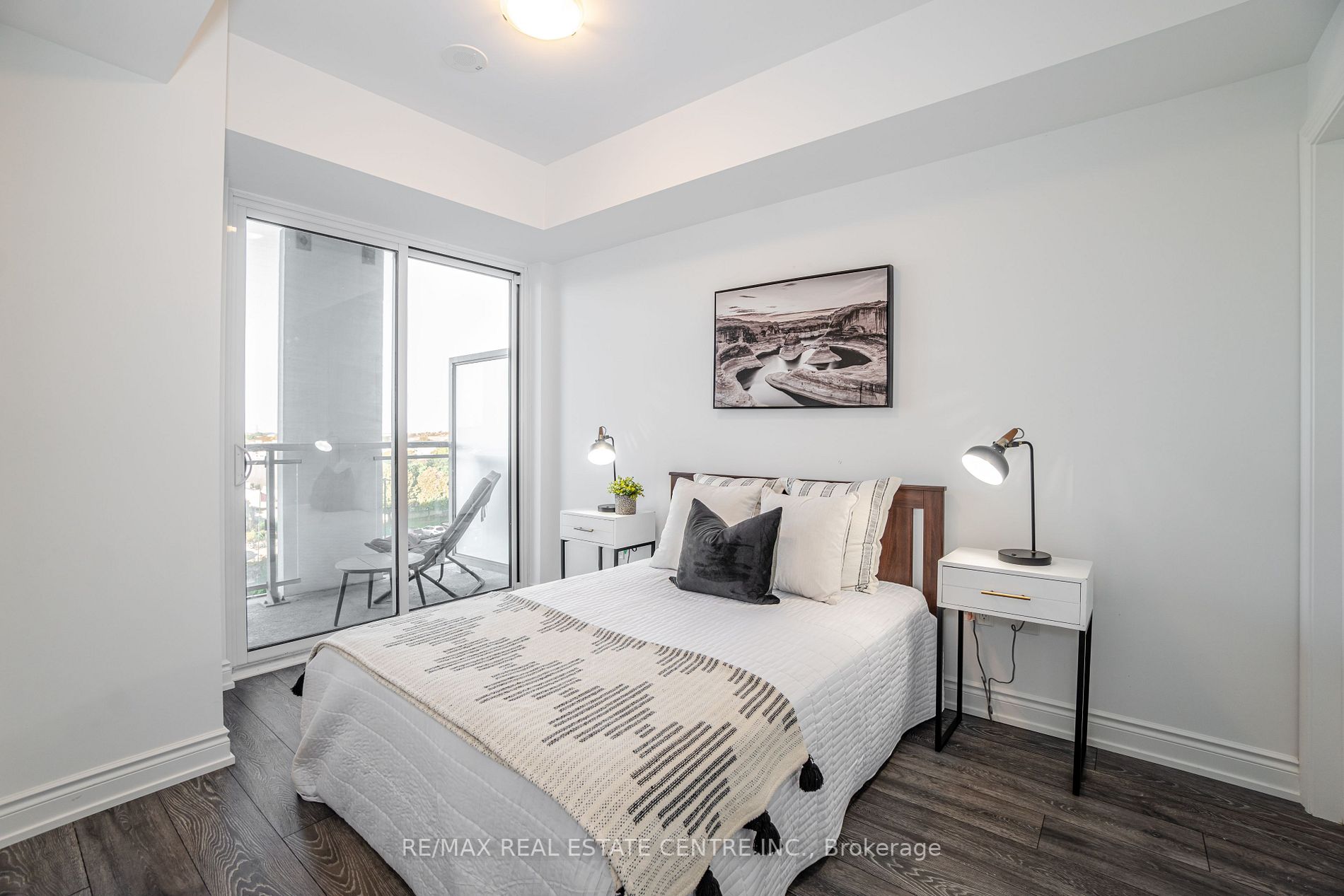 1050 Main St E, #517