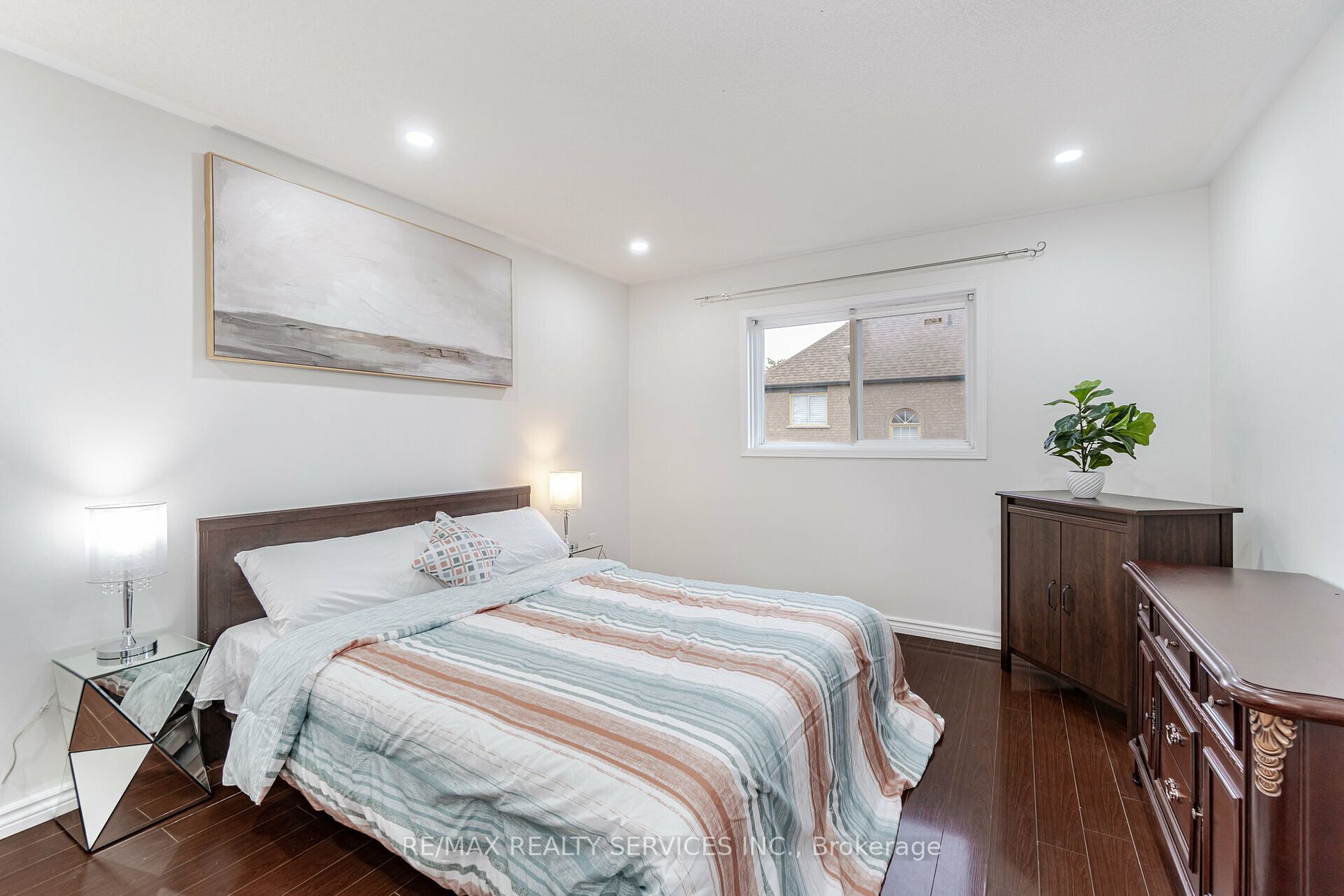 4 Treepark St