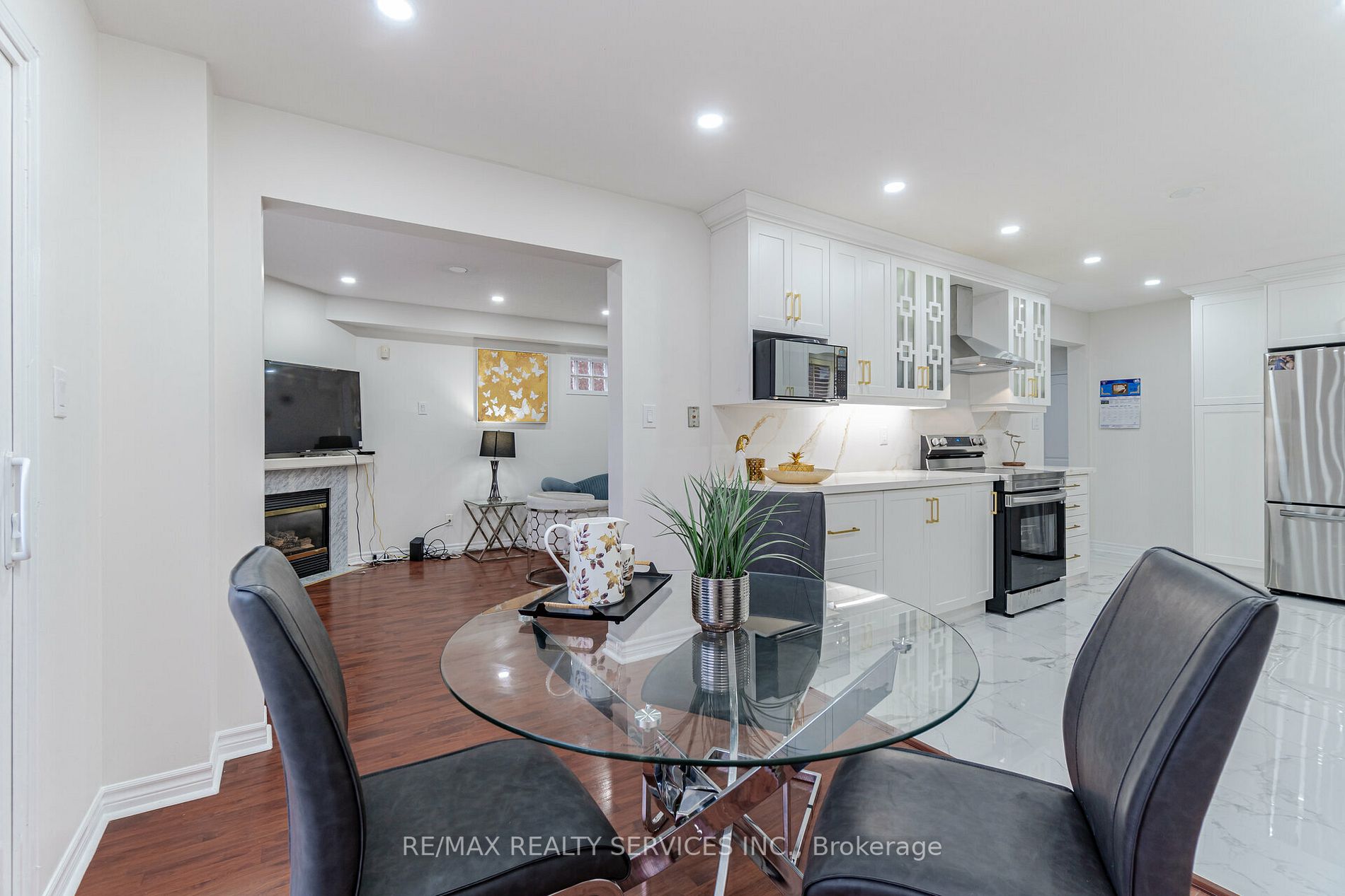 4 Treepark St