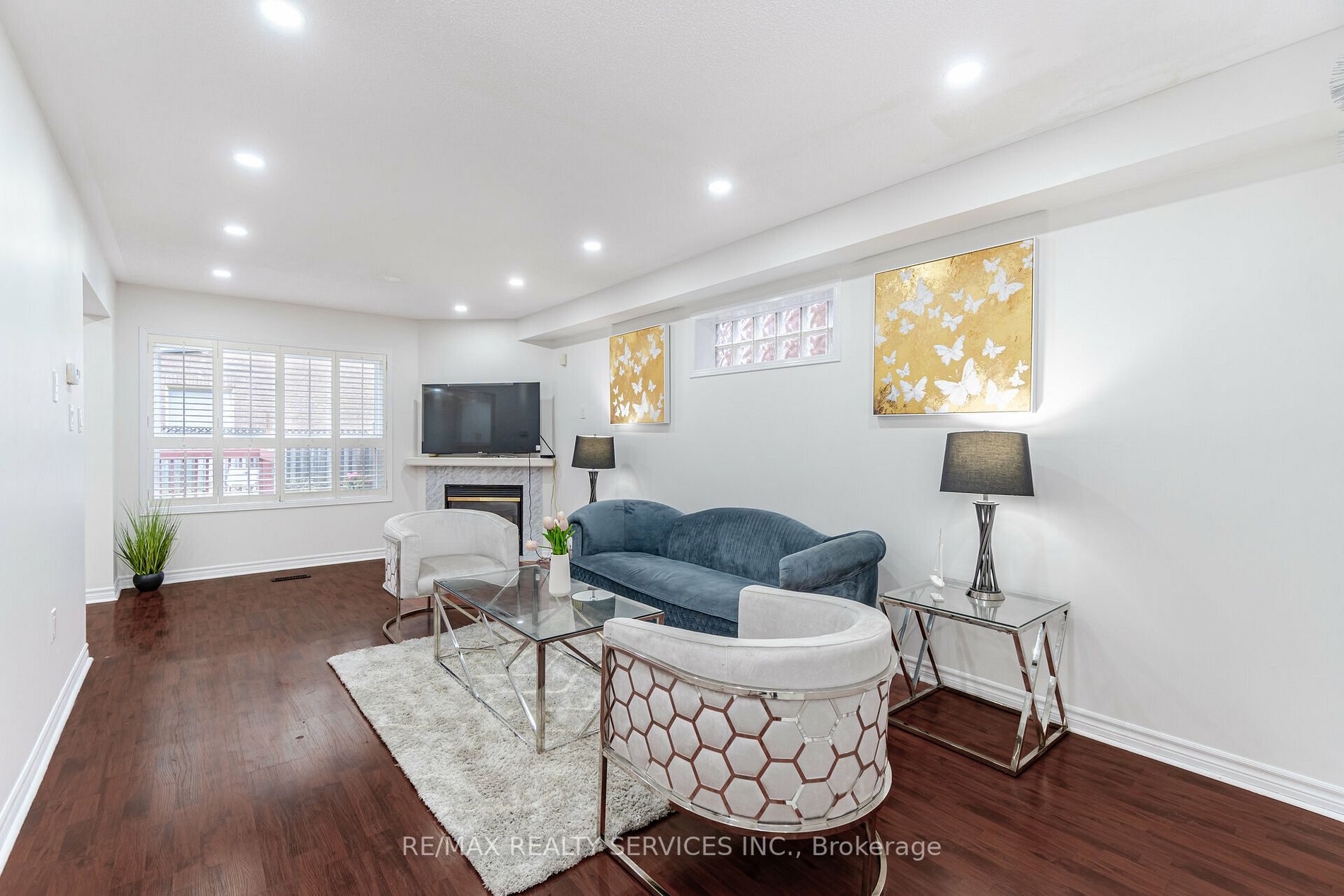 4 Treepark St