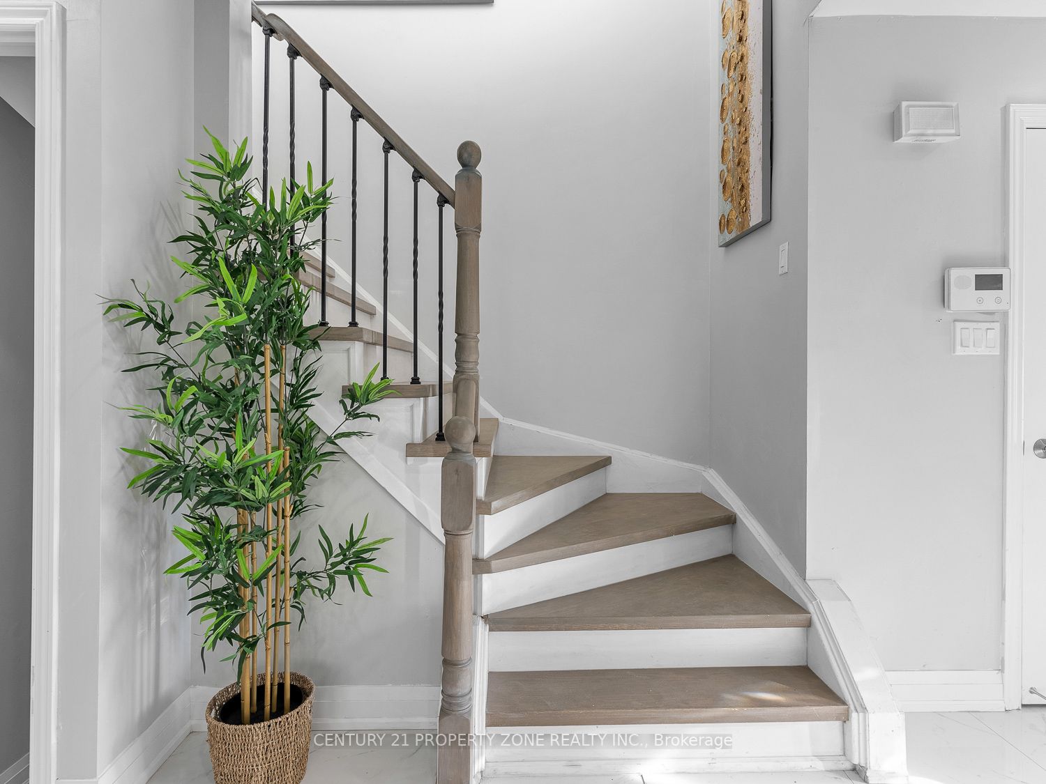 34 Roehampton Crescent