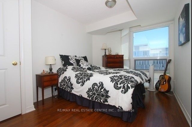 9 George St, #907