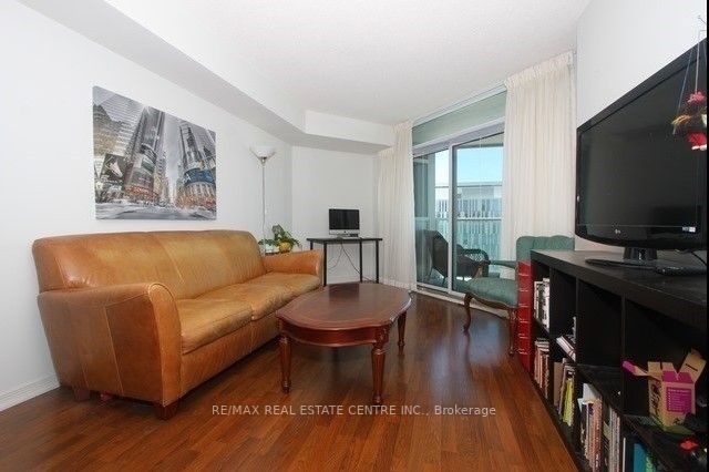 9 George St, #907