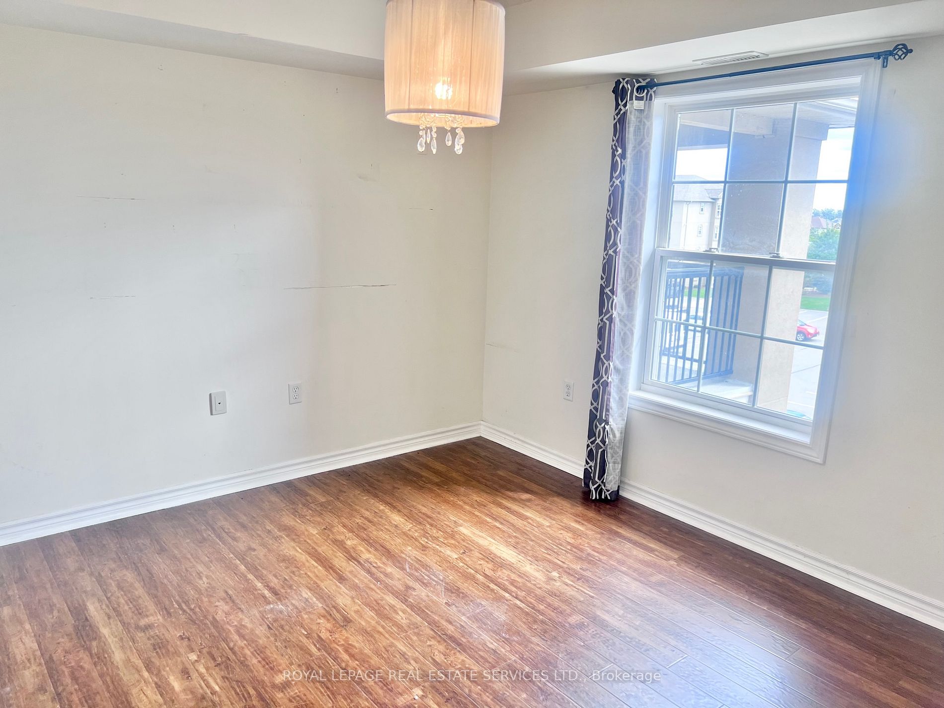 1360 Main St E, #404