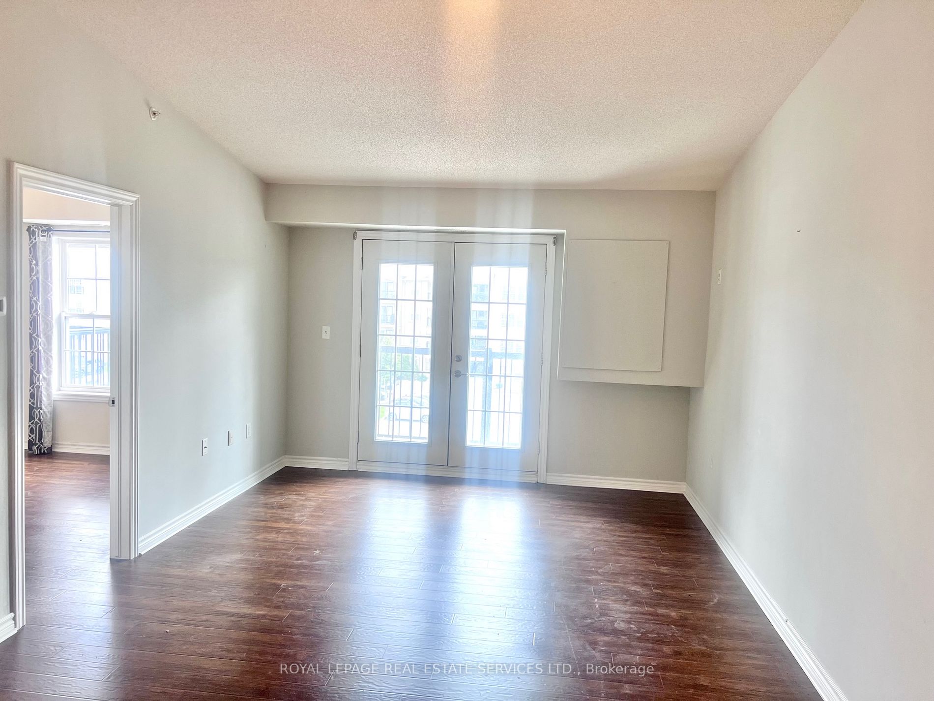 1360 Main St E, #404