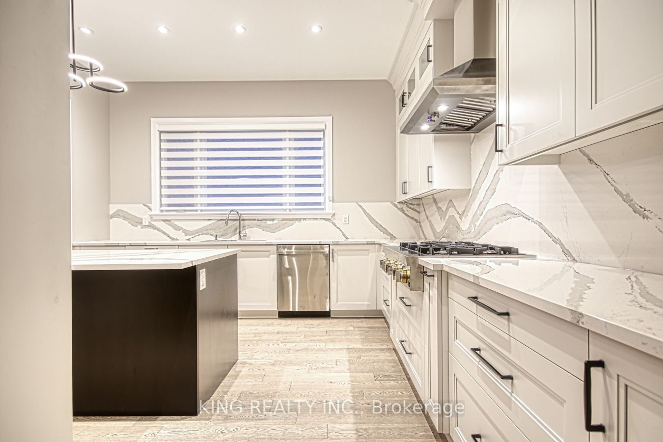 2326 Hyacinth Crescent