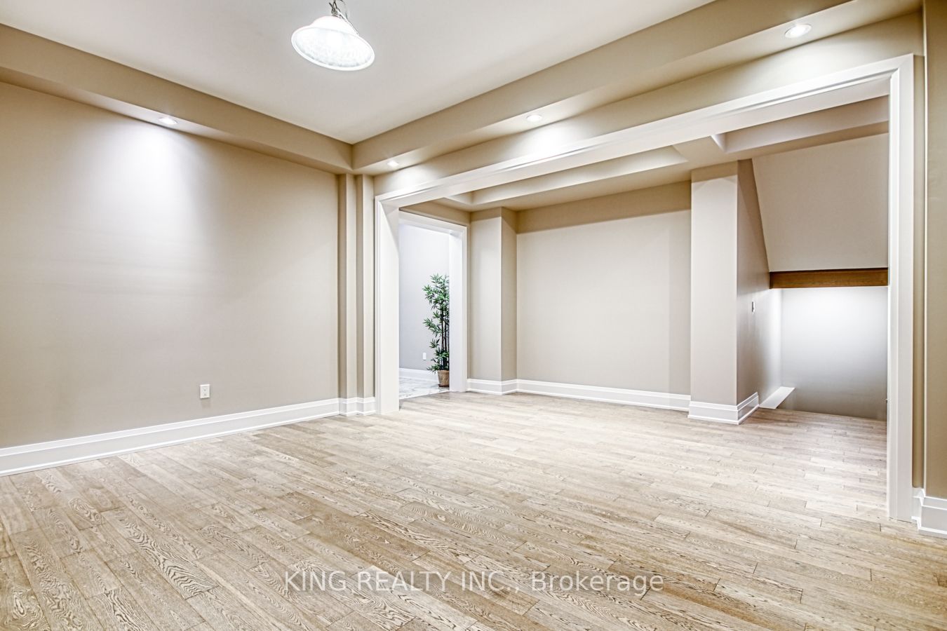 2326 Hyacinth Crescent