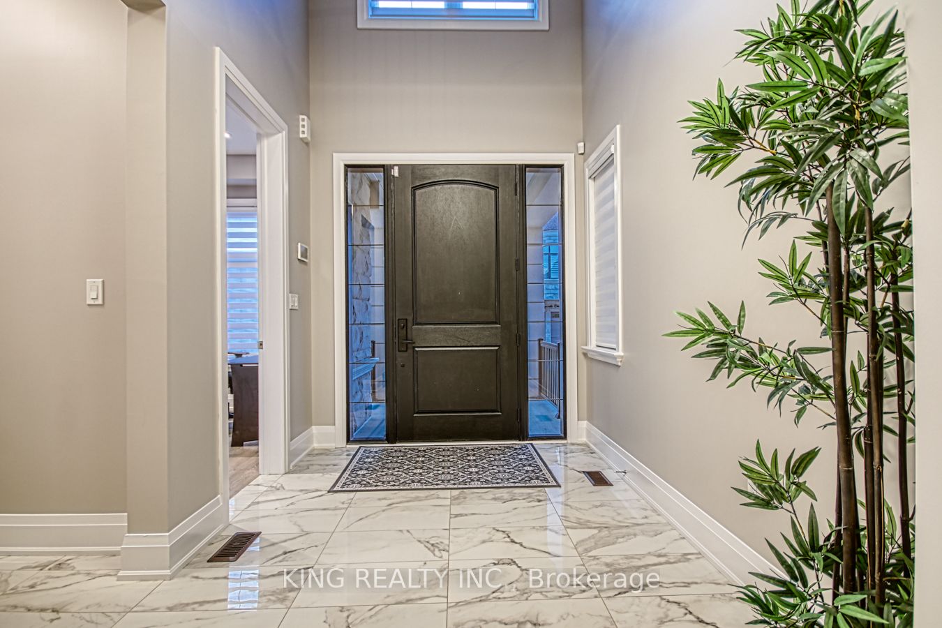 2326 Hyacinth Cres