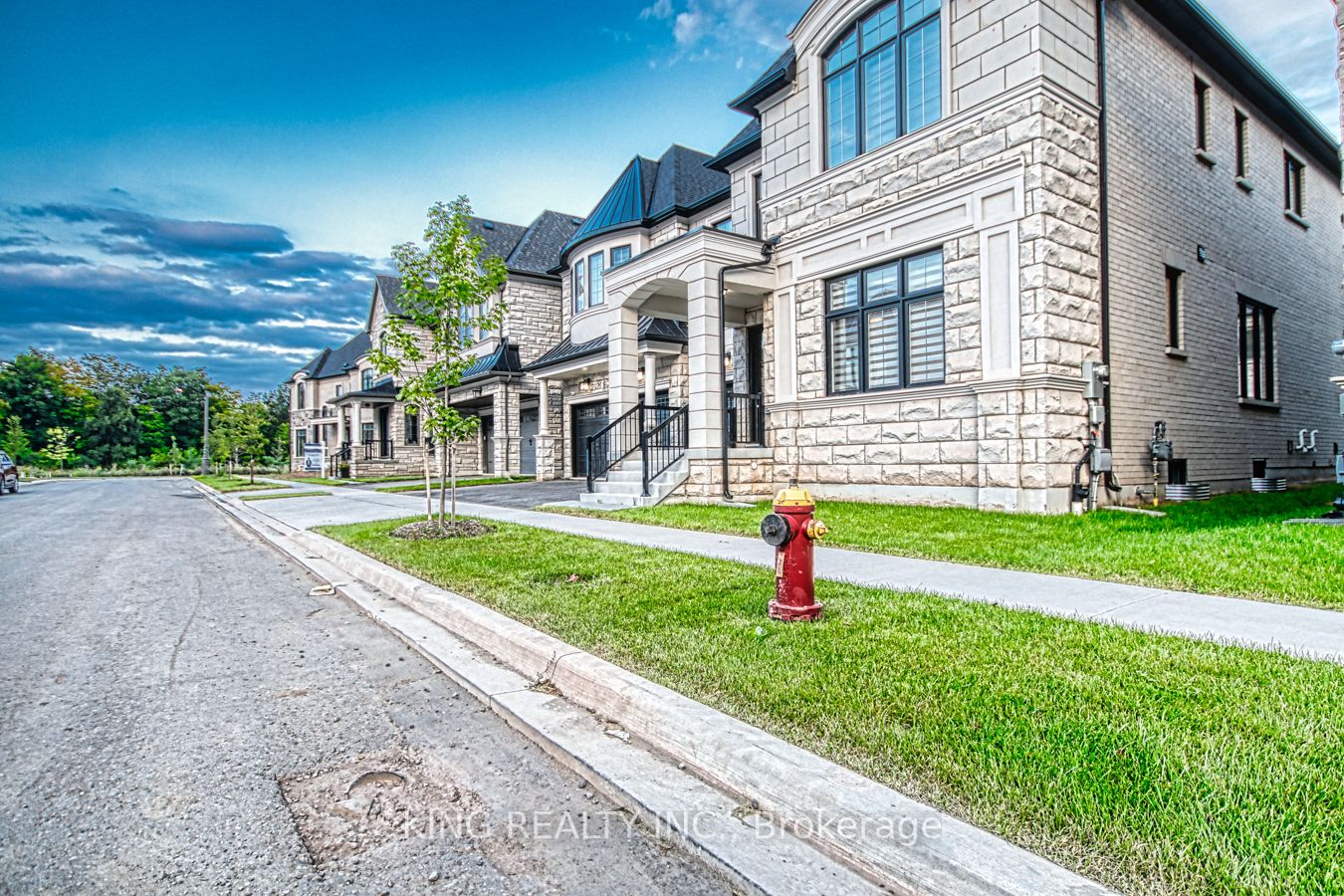 2326 Hyacinth Crescent