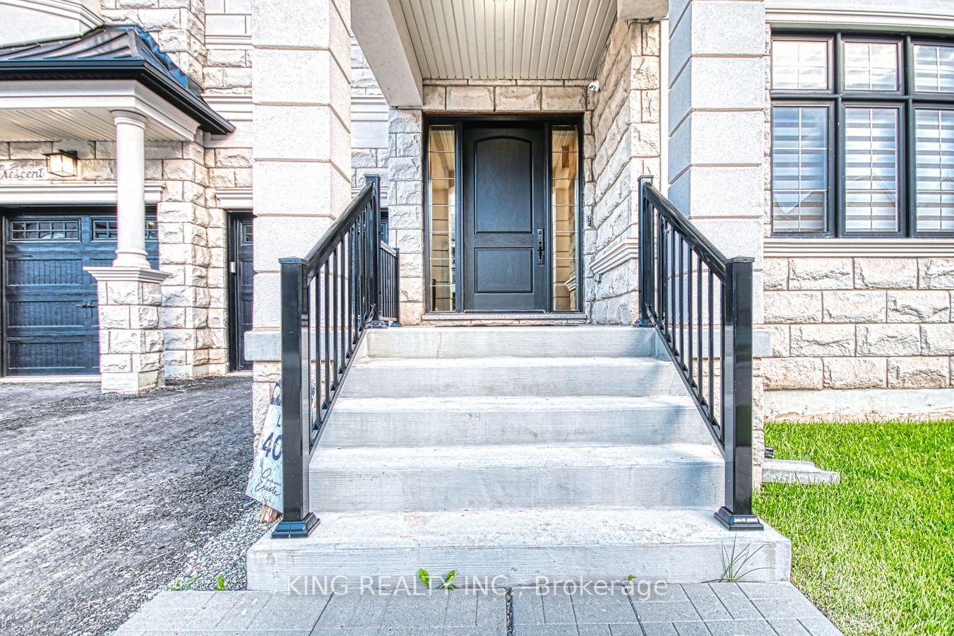 2326 Hyacinth Cres