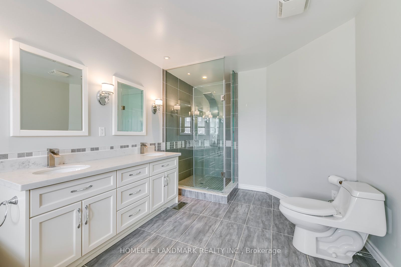 2332 Woodcrest Dr
