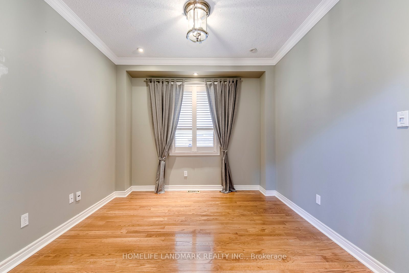 2332 Woodcrest Dr