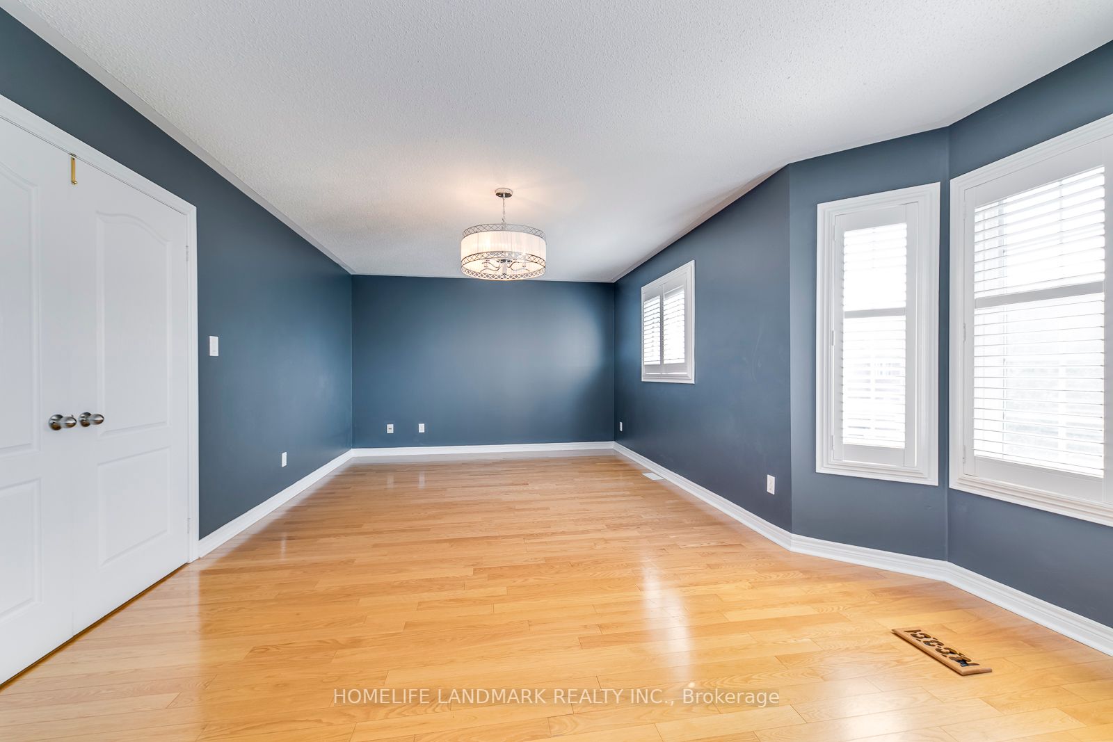 2332 Woodcrest Dr