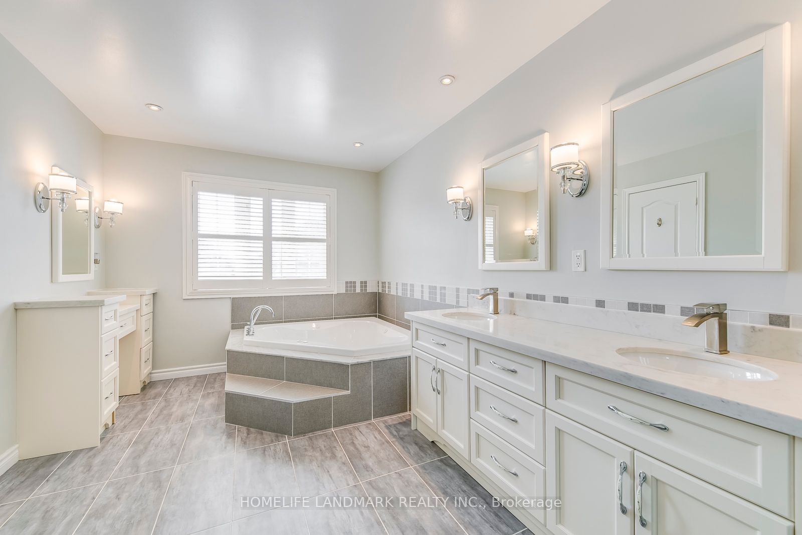 2332 Woodcrest Dr