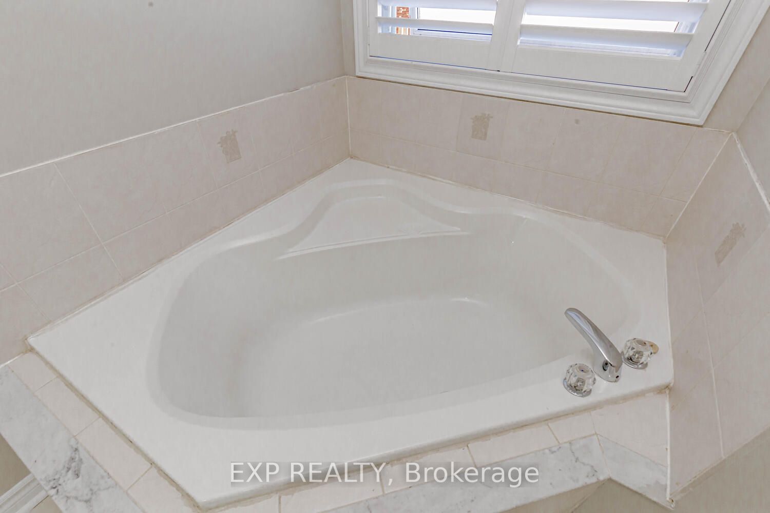 227 Queen Mary Drive W