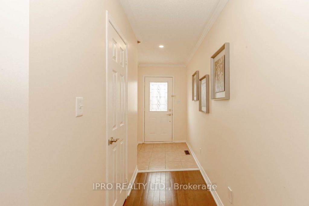 1322 Mowat Lane N