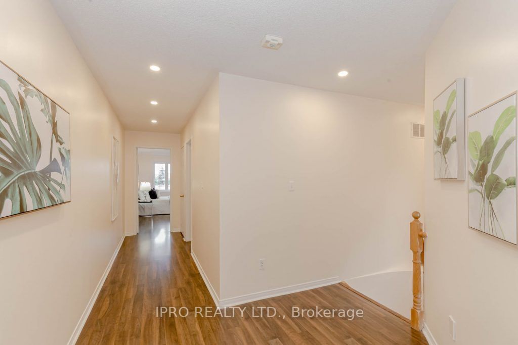 1322 Mowat Lane N