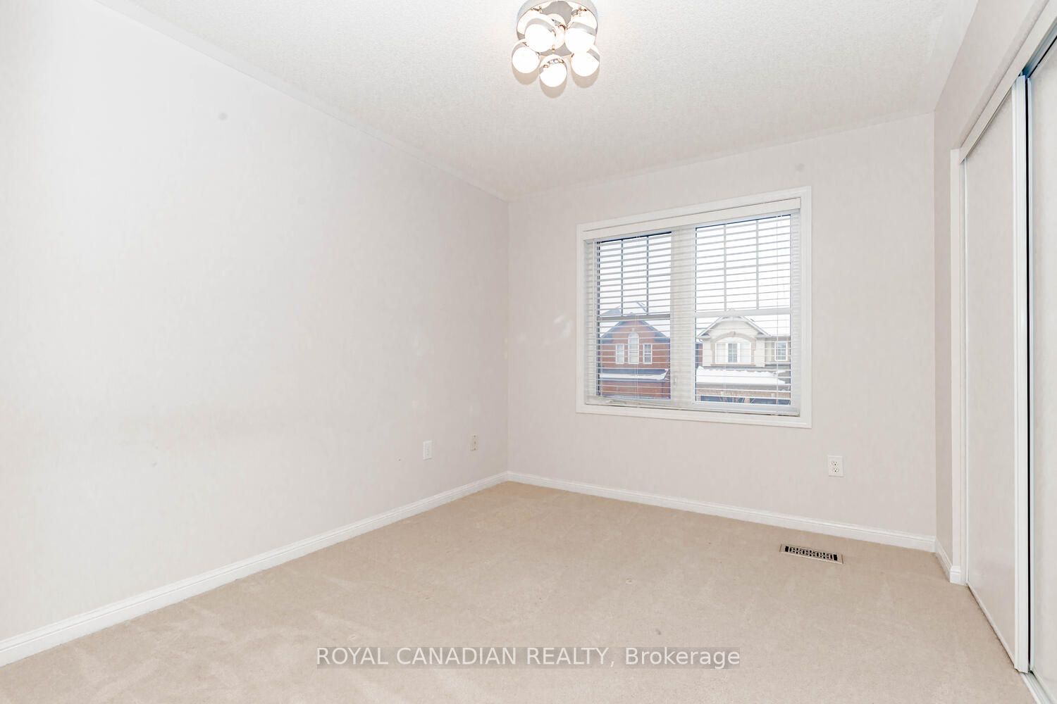 370 Schreyer Cres