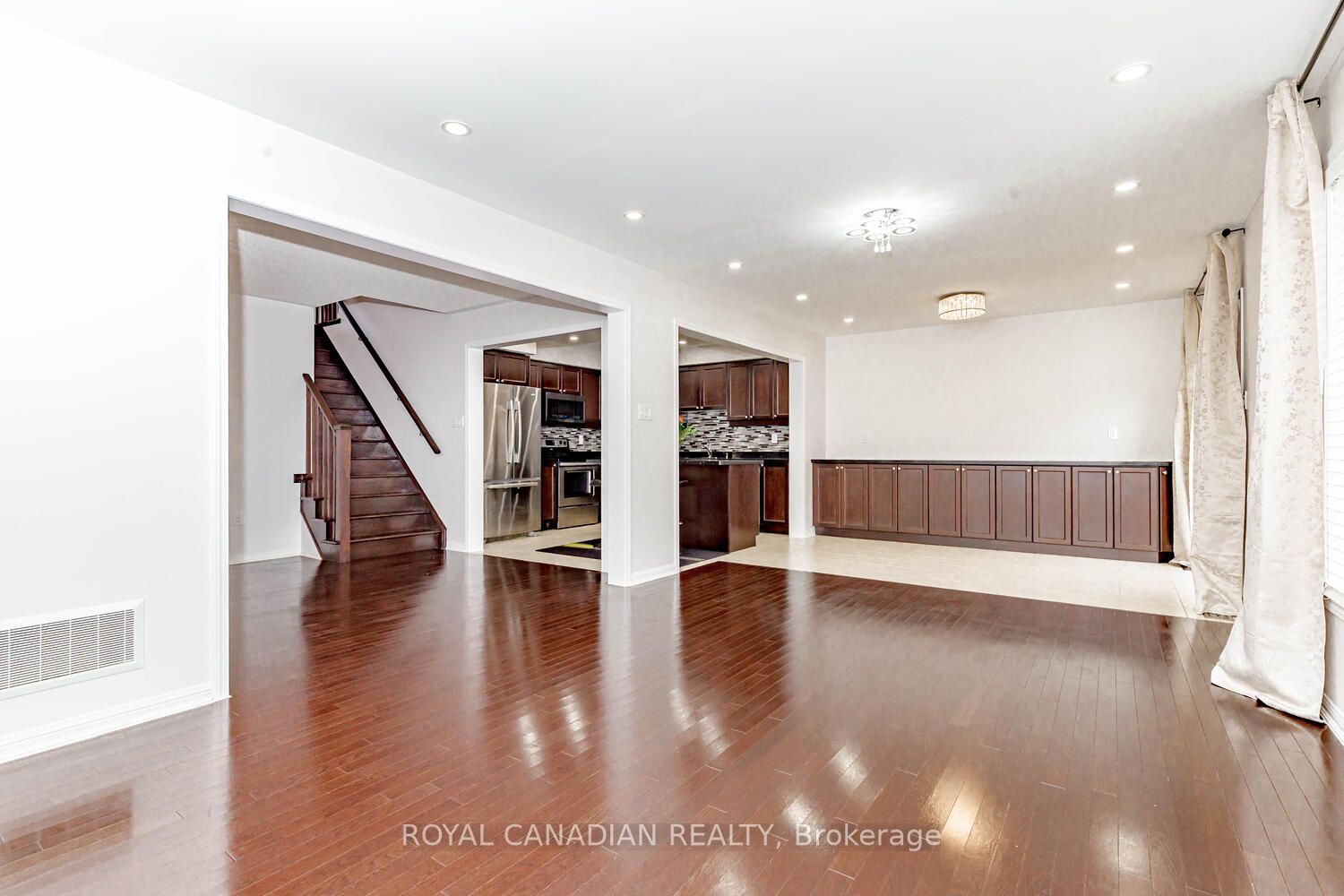 370 Schreyer Cres