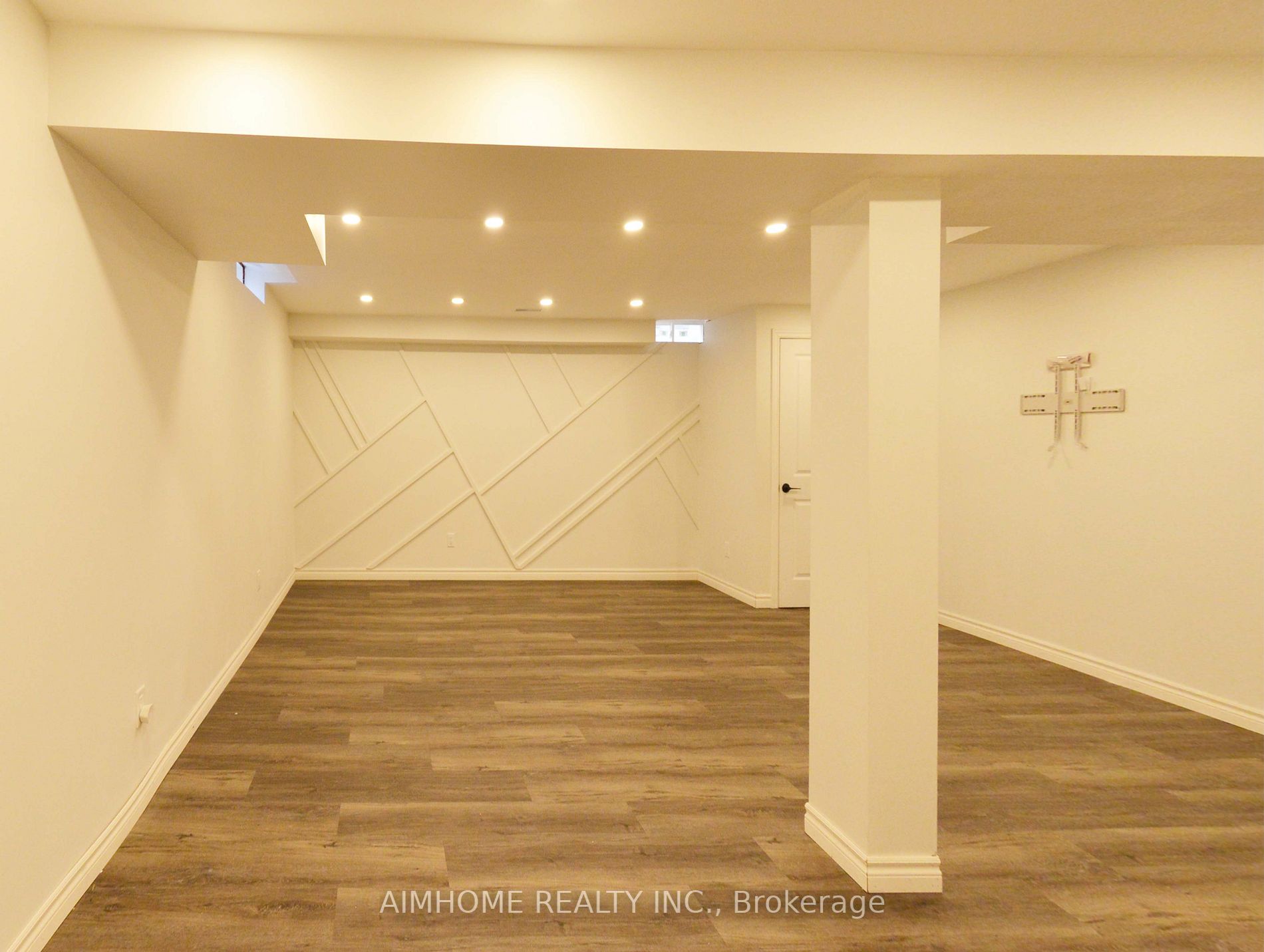 977 Kennedy Circ N