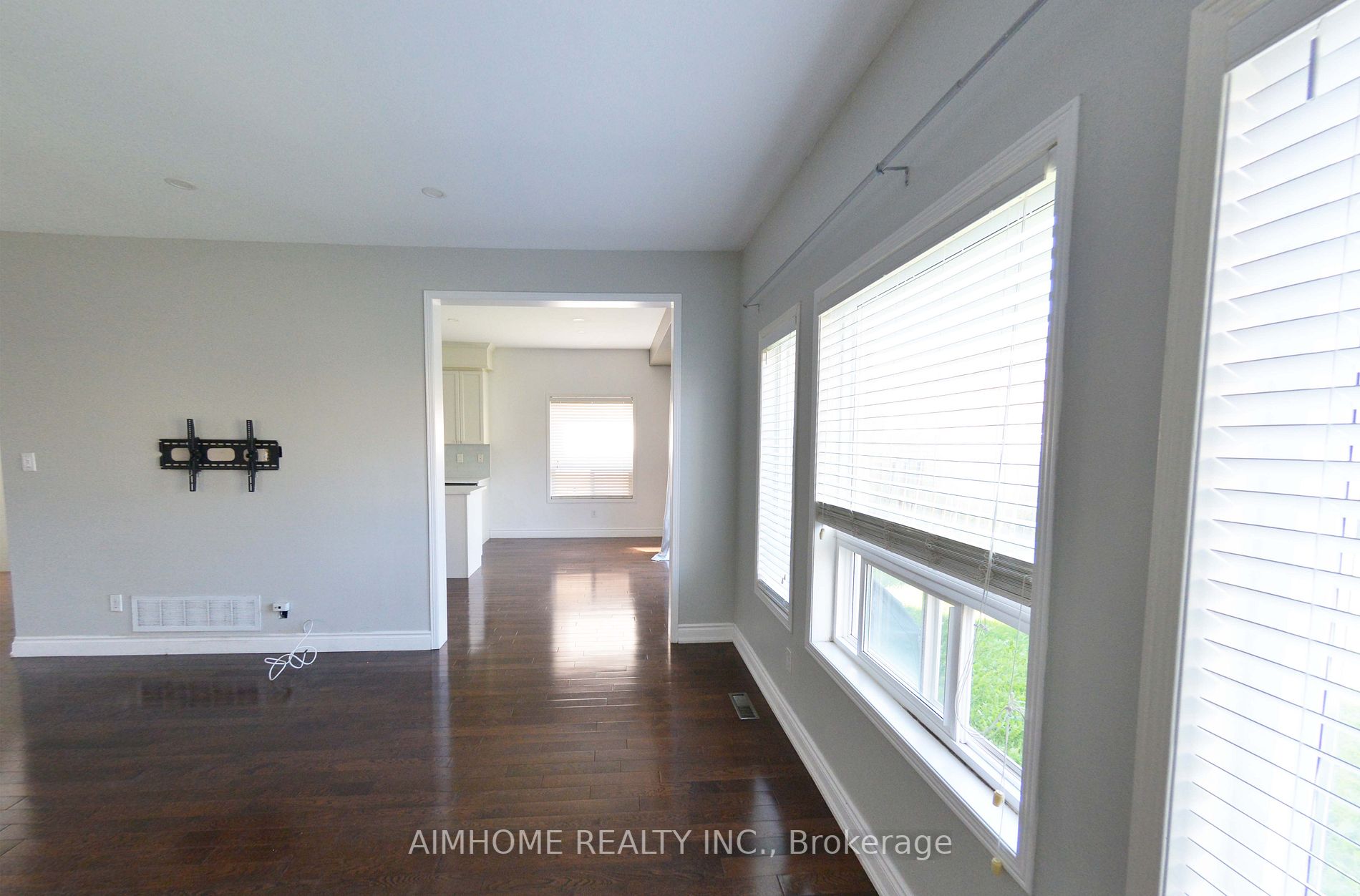 977 Kennedy Circ N