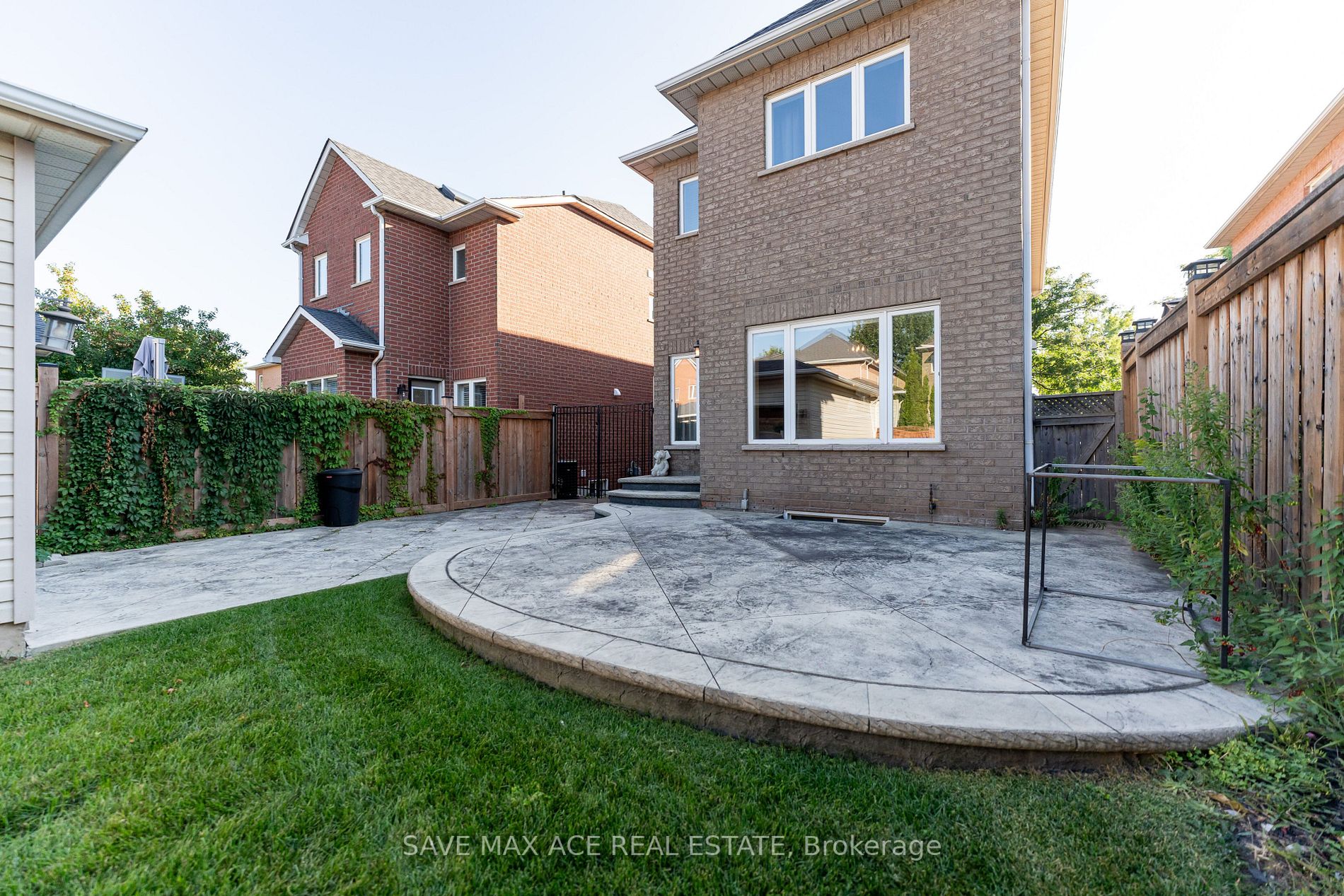 2603 Castle Hill Cres