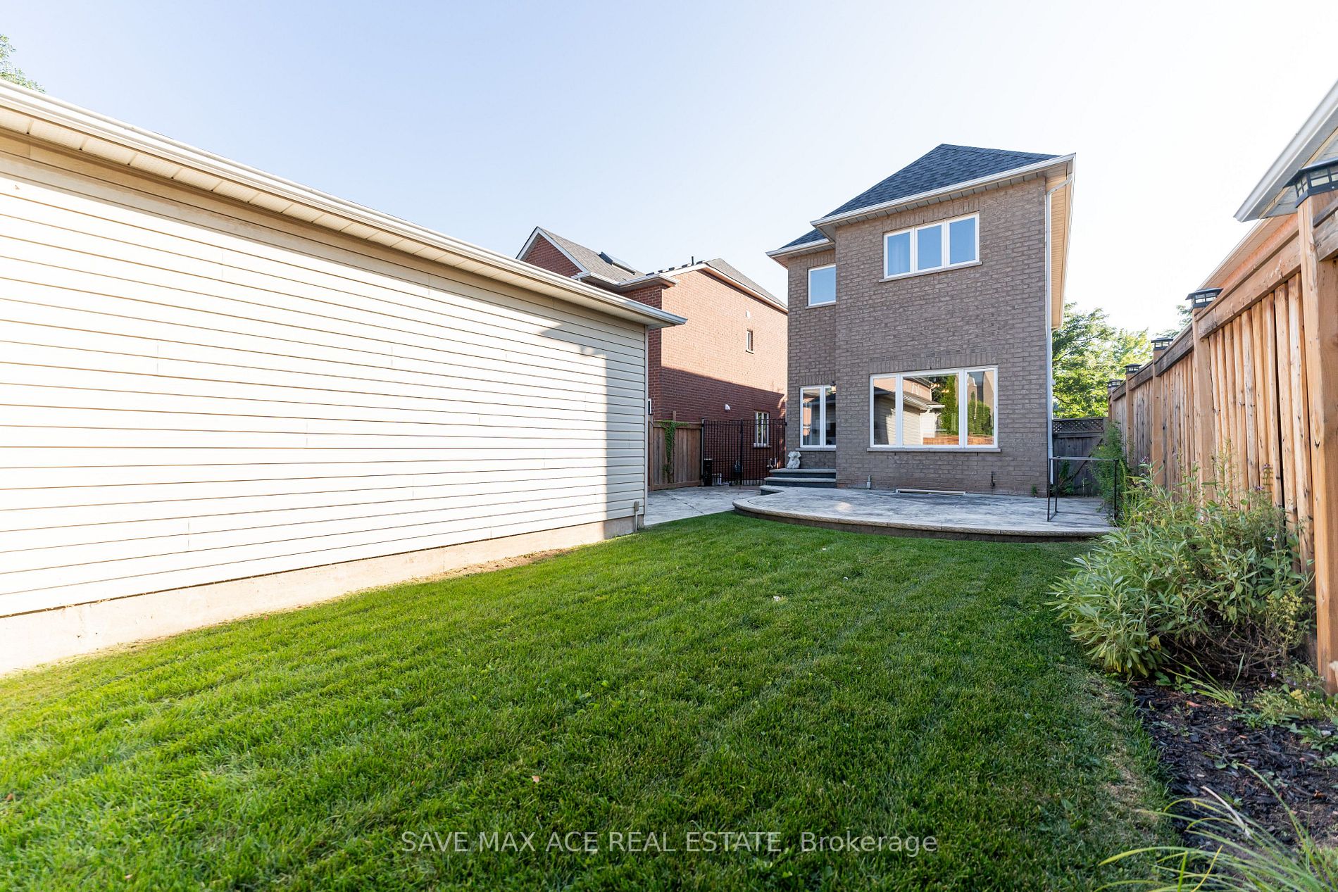 2603 Castle Hill Cres