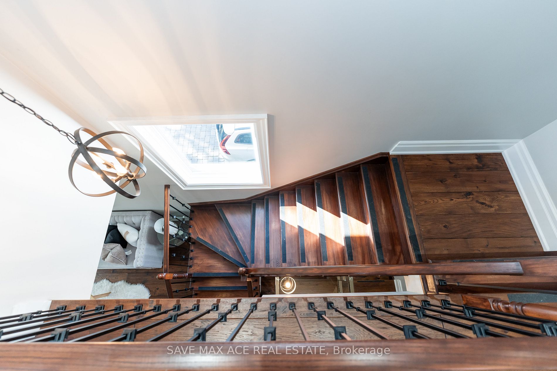 2603 Castle Hill Cres