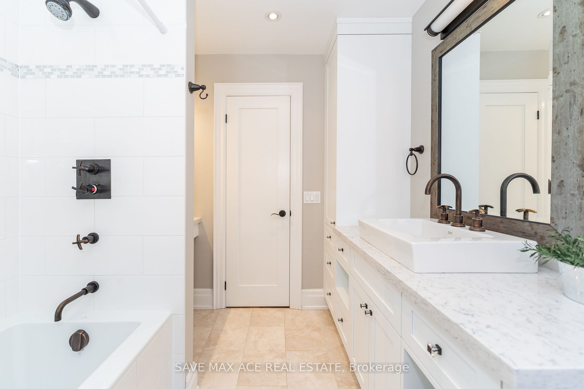 2603 Castle Hill Cres
