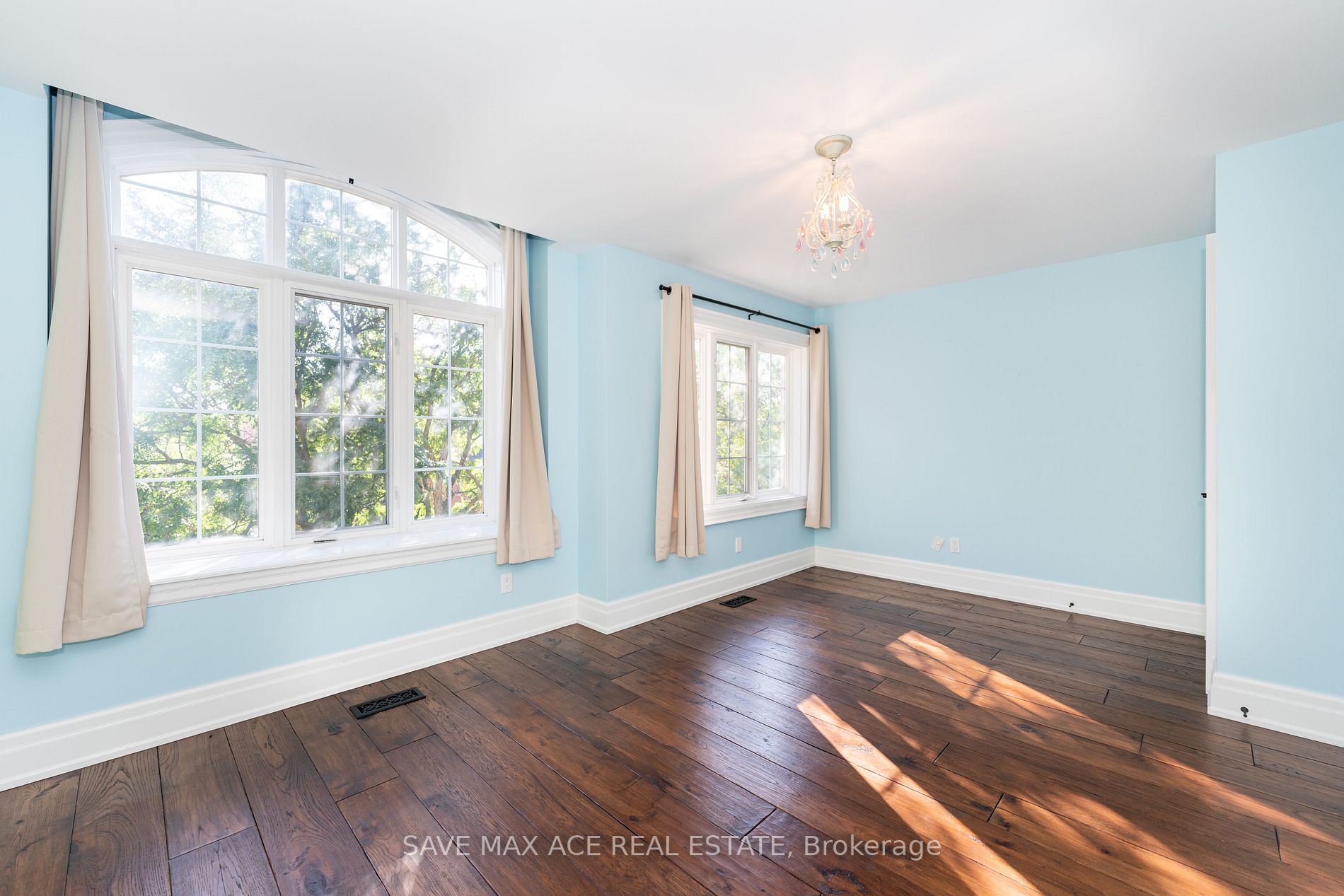 2603 Castle Hill Cres
