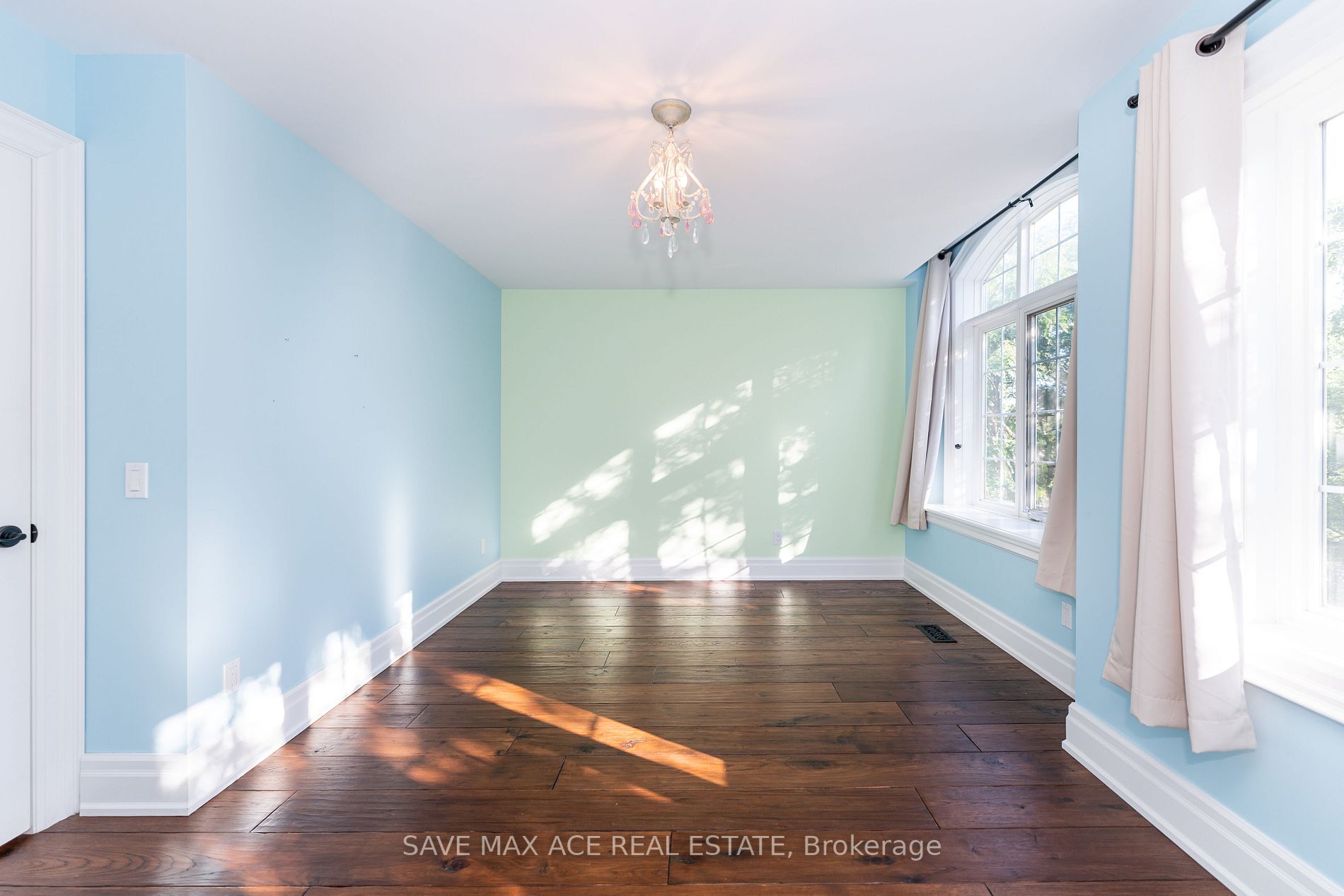 2603 Castle Hill Cres