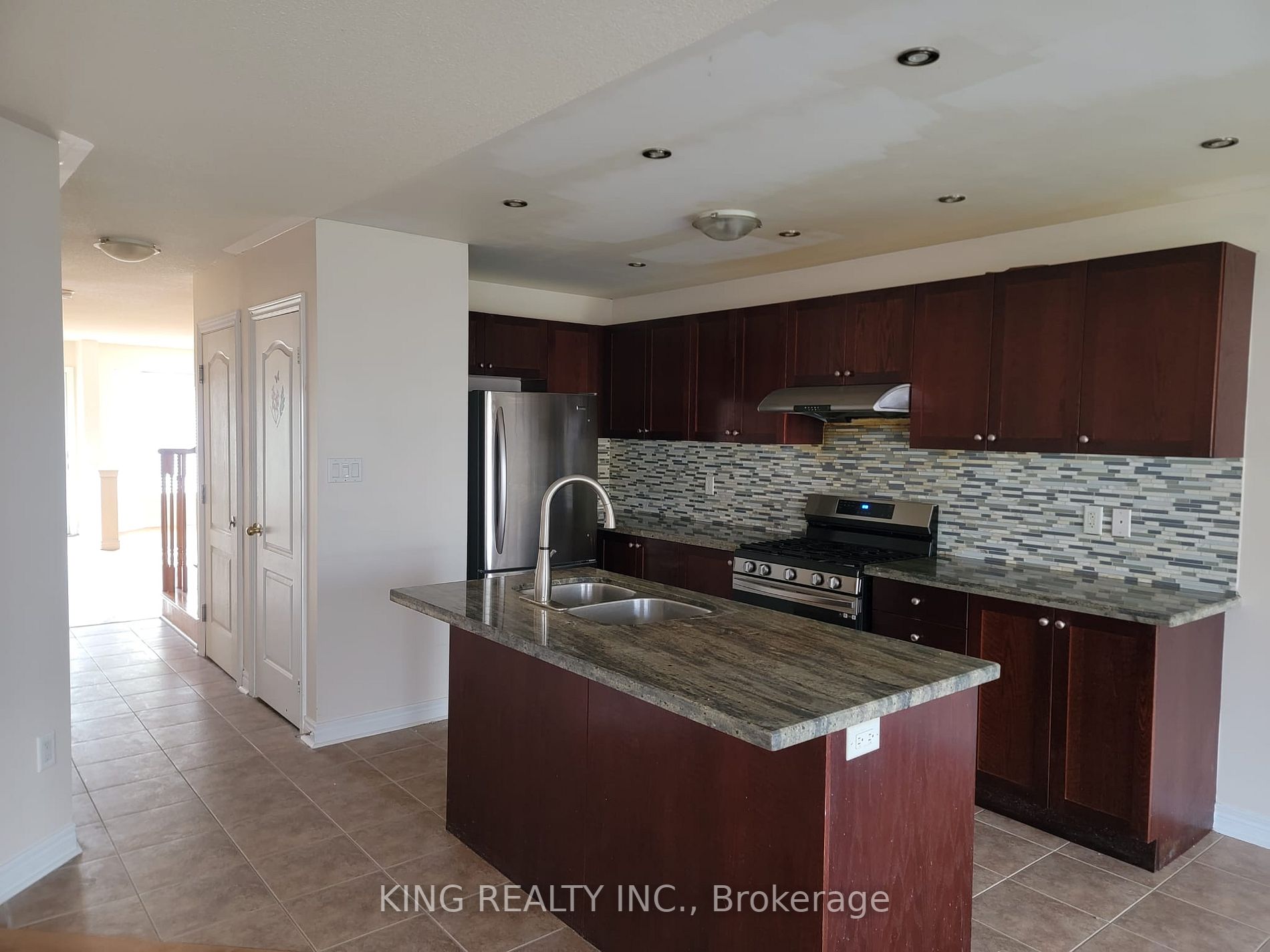 253 Giddings Crescent