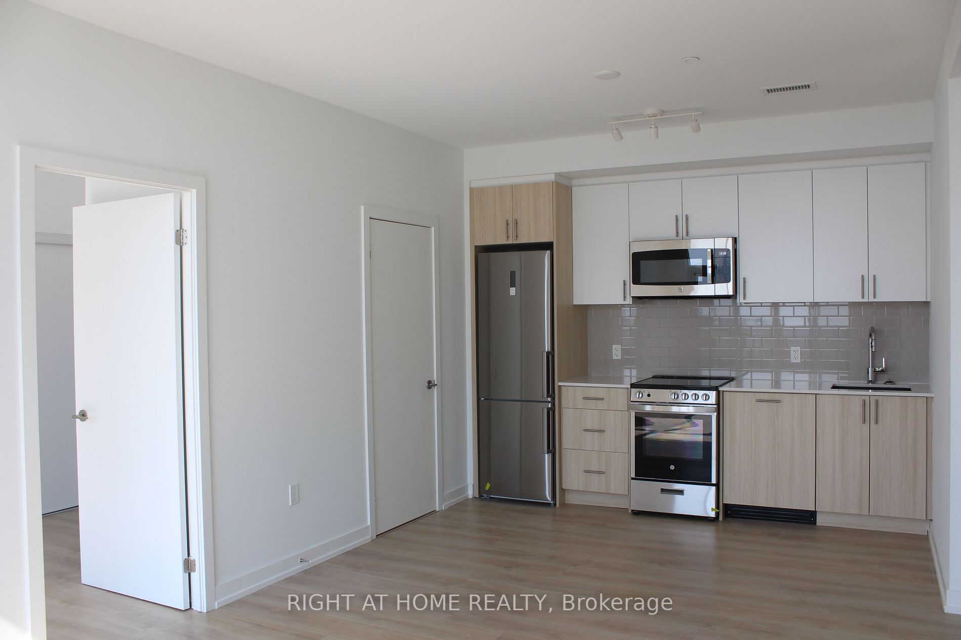 1195 The Queensway Ave, #810