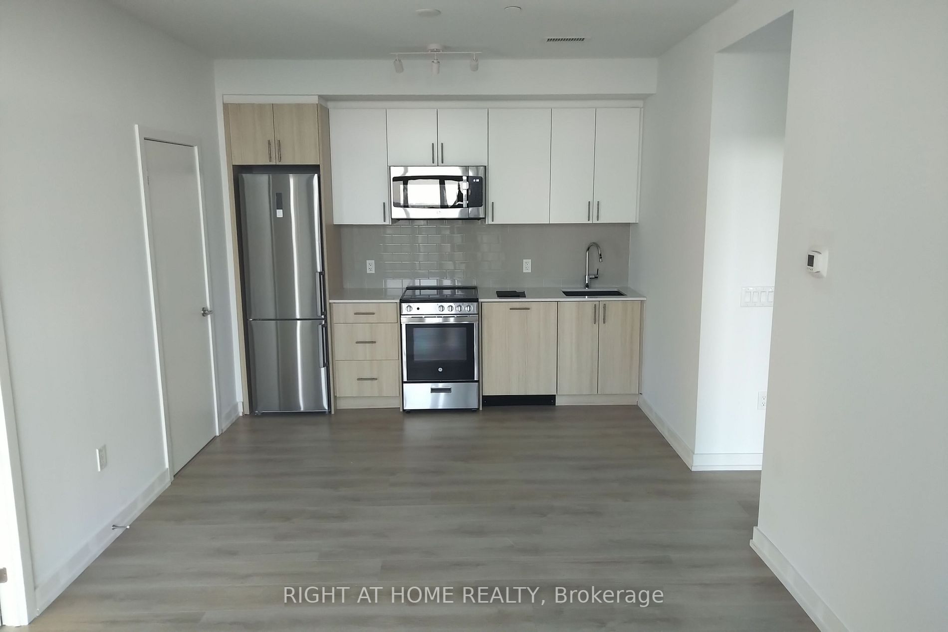 1195 The Queensway Ave, #810