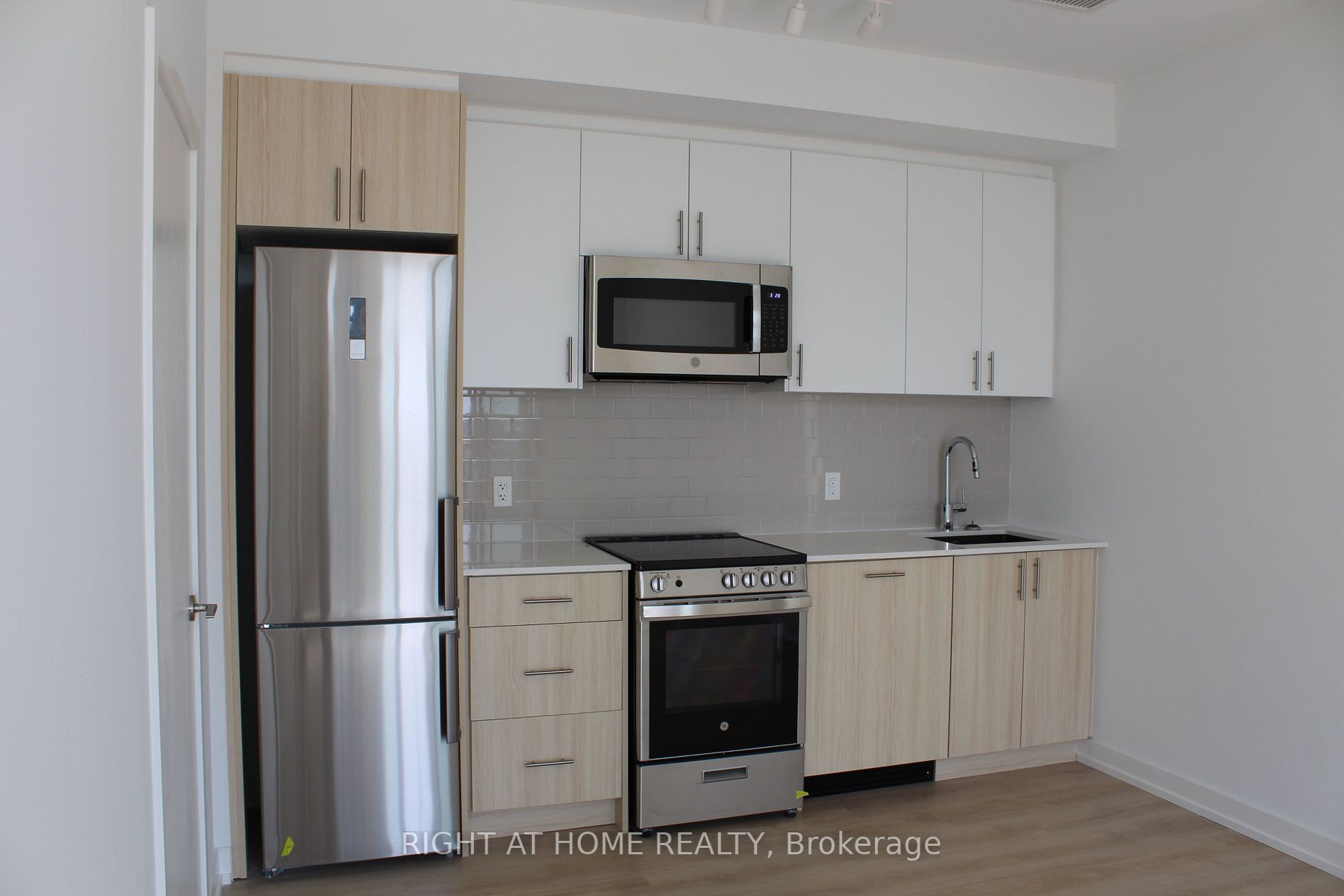 1195 The Queensway Ave, #810