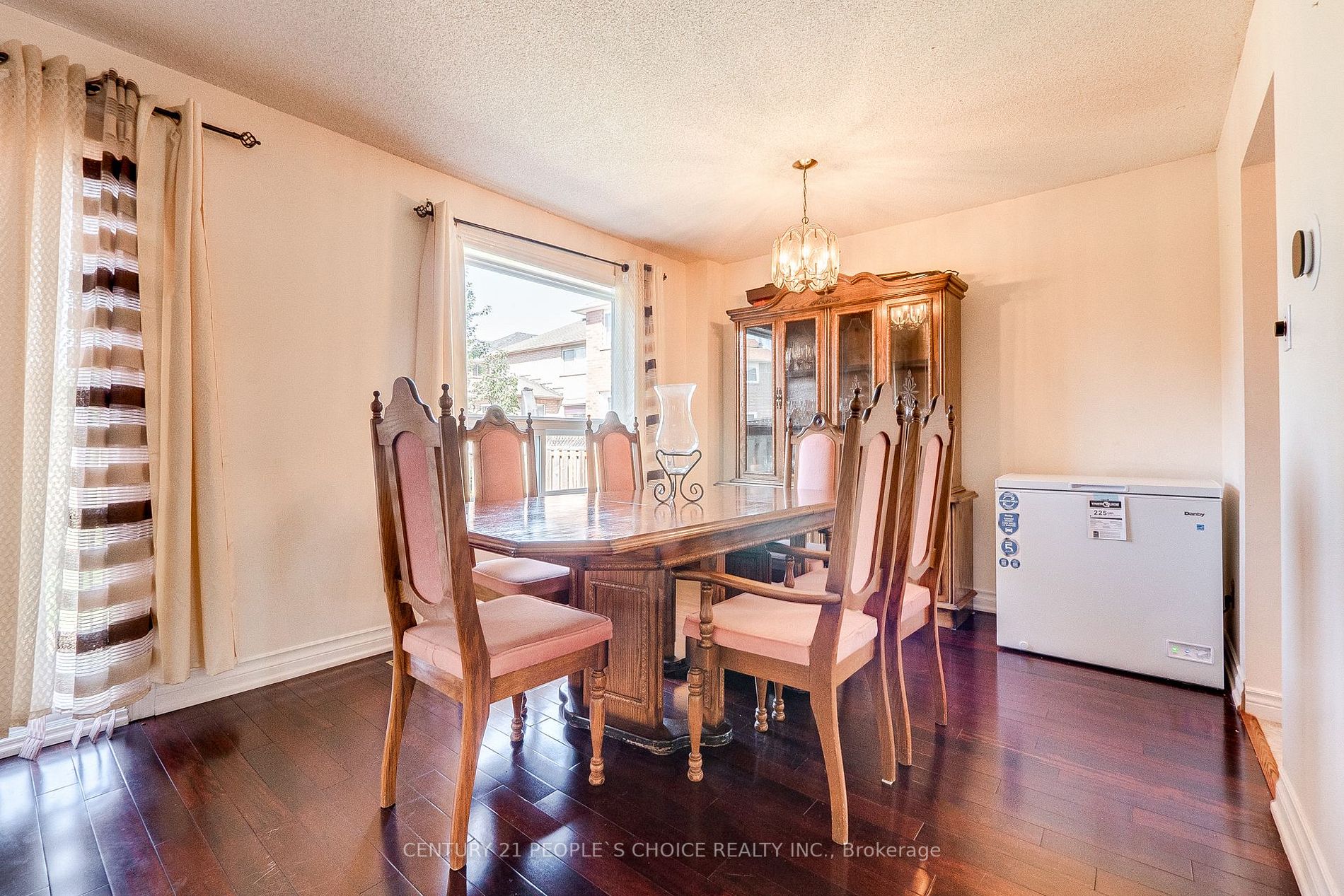 160 Toba Crescent