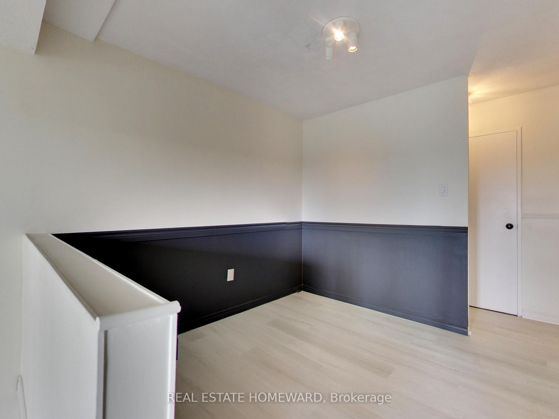 15 Elizabeth St N, #901