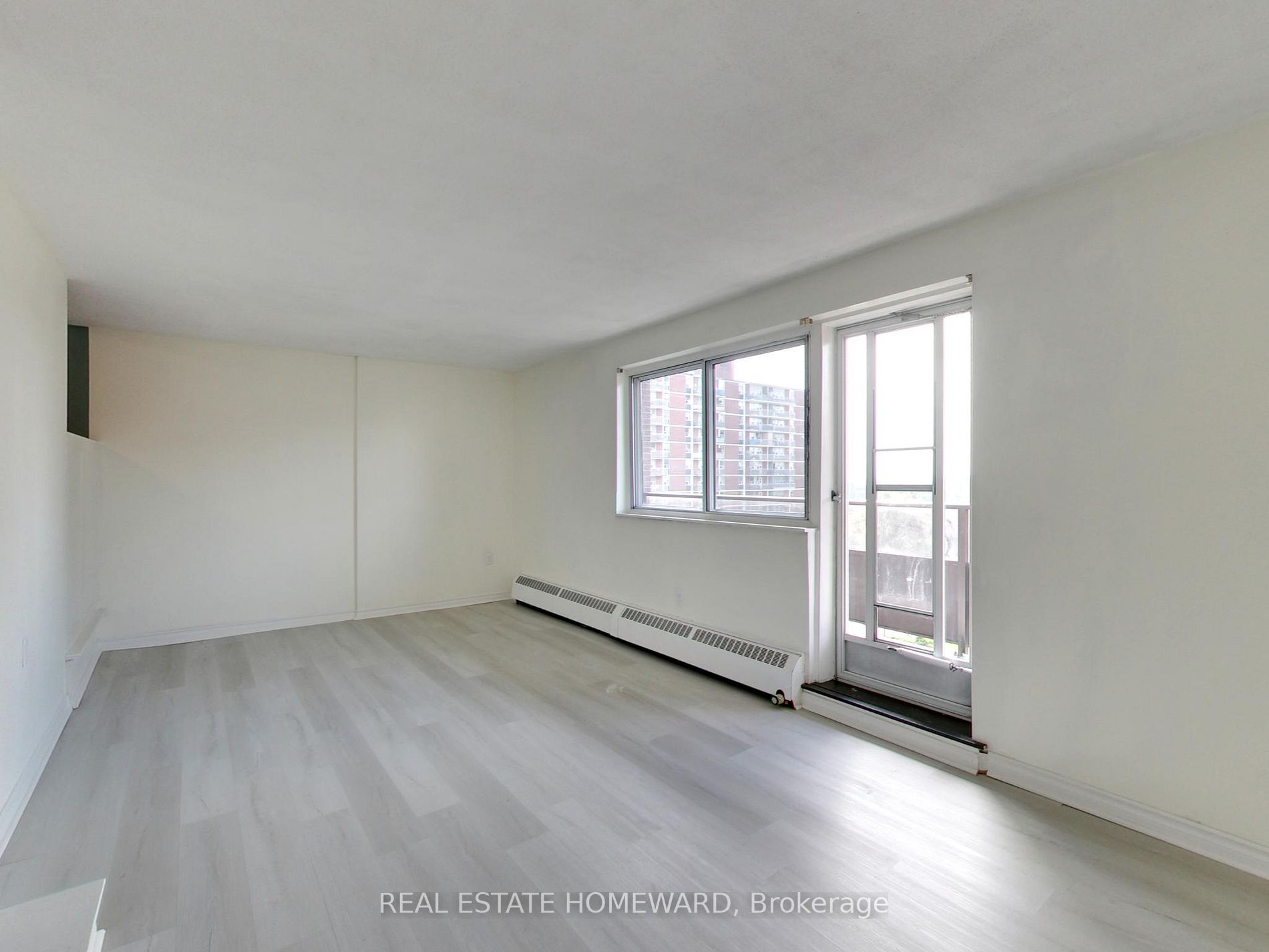 15 Elizabeth St N, #901