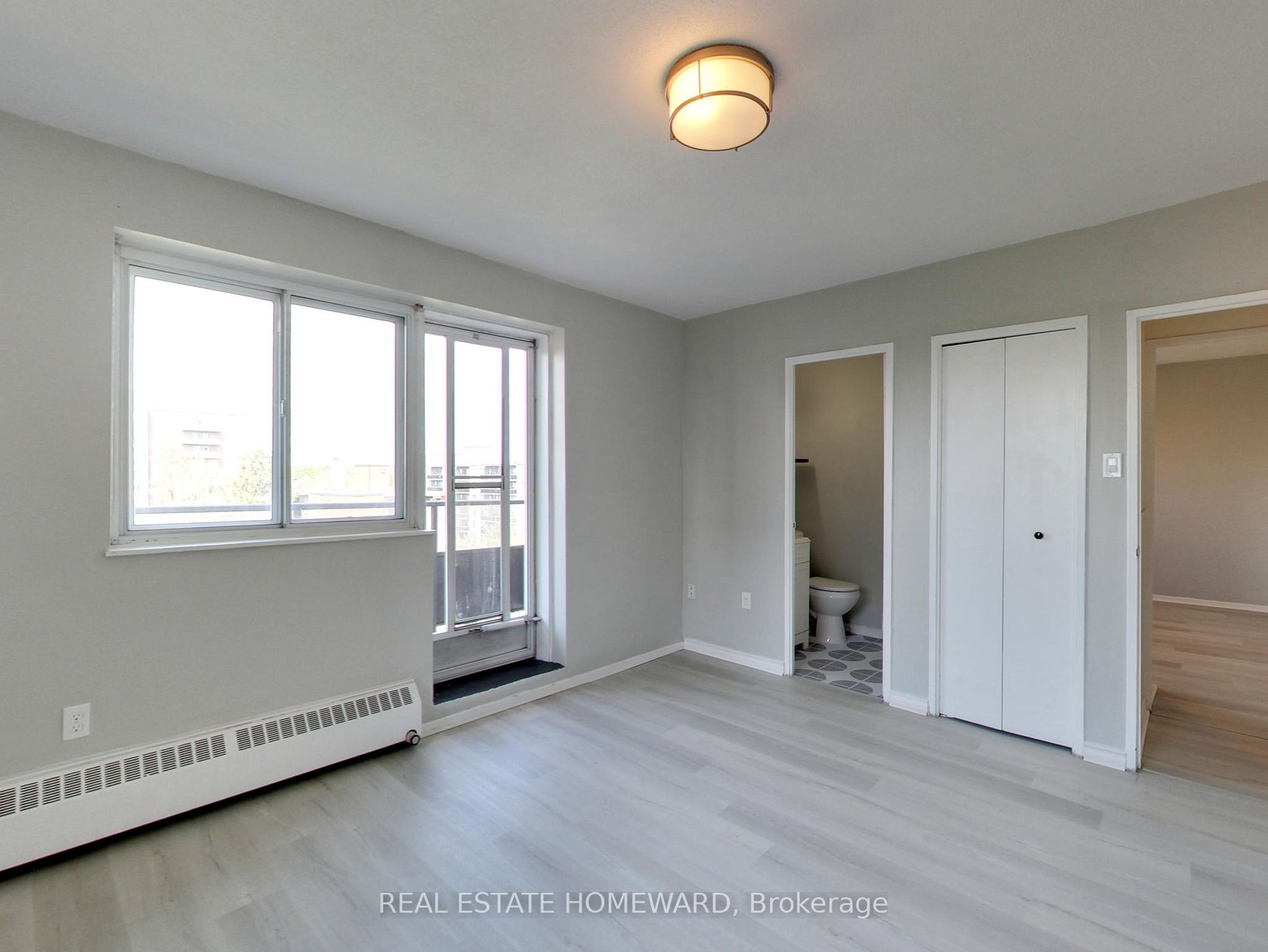15 Elizabeth St N, #901