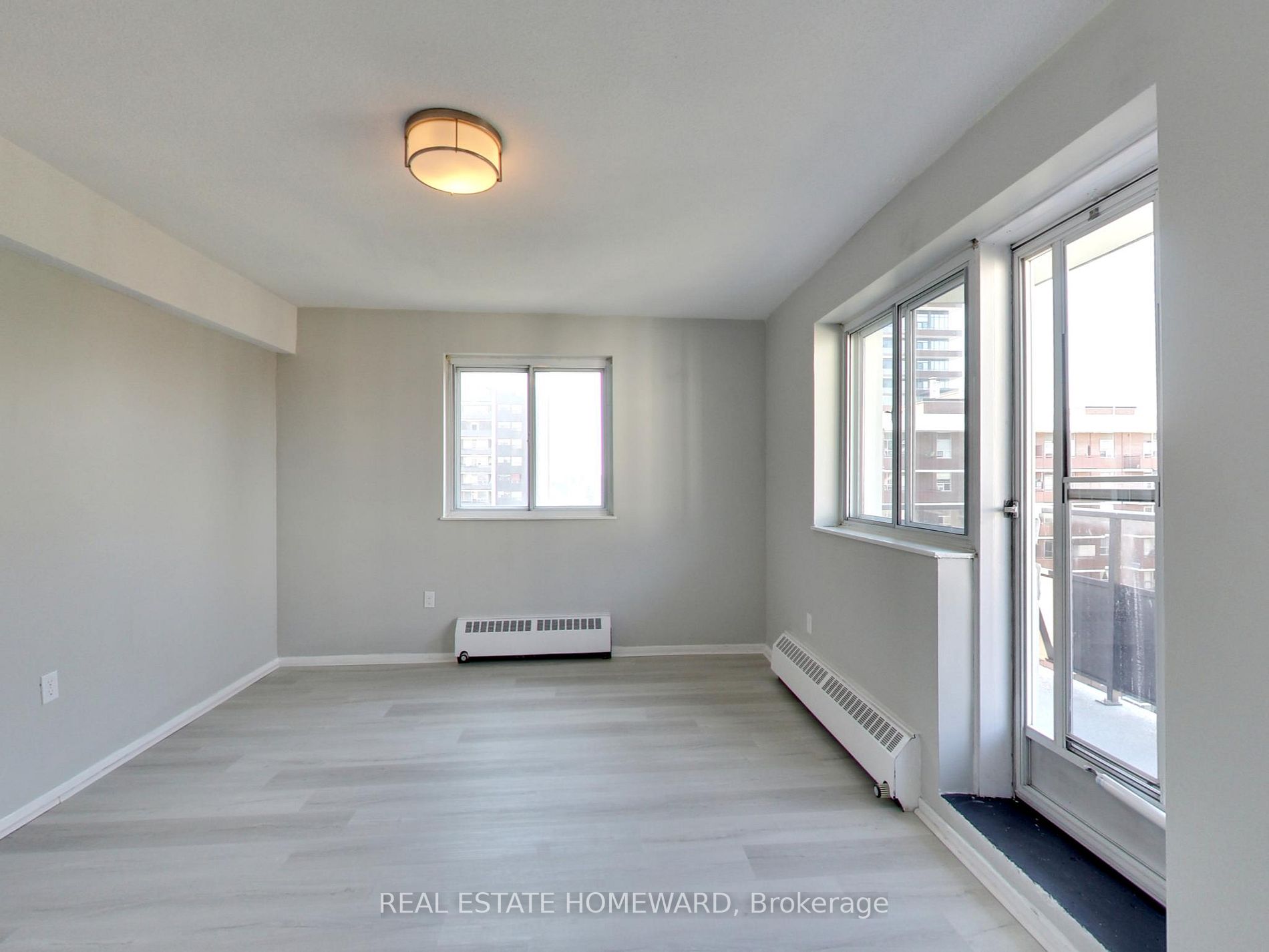 15 Elizabeth St N, #901