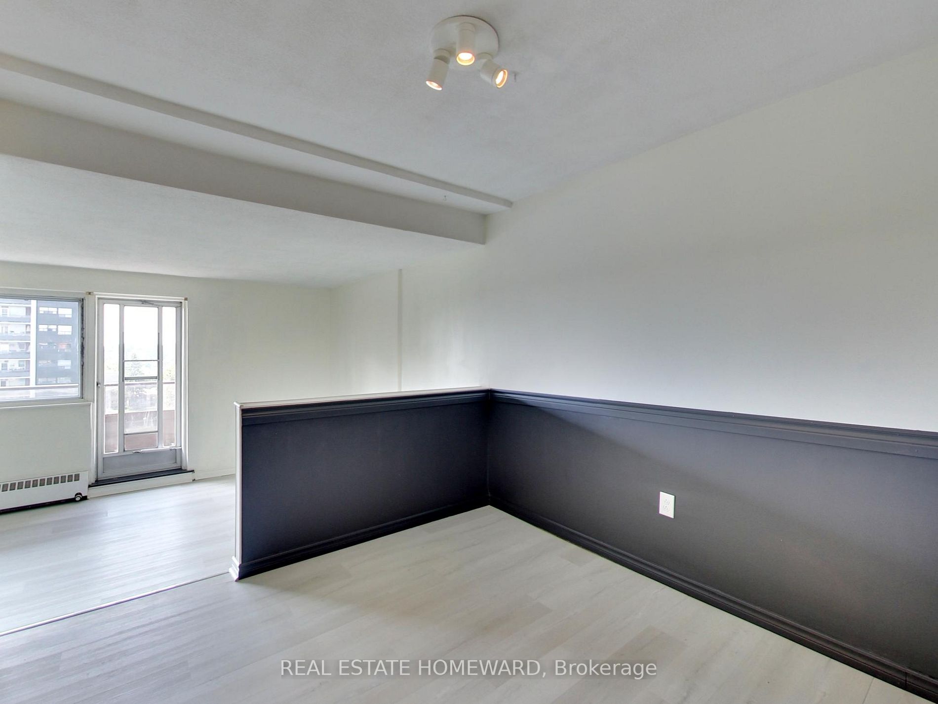 15 Elizabeth St N, #901