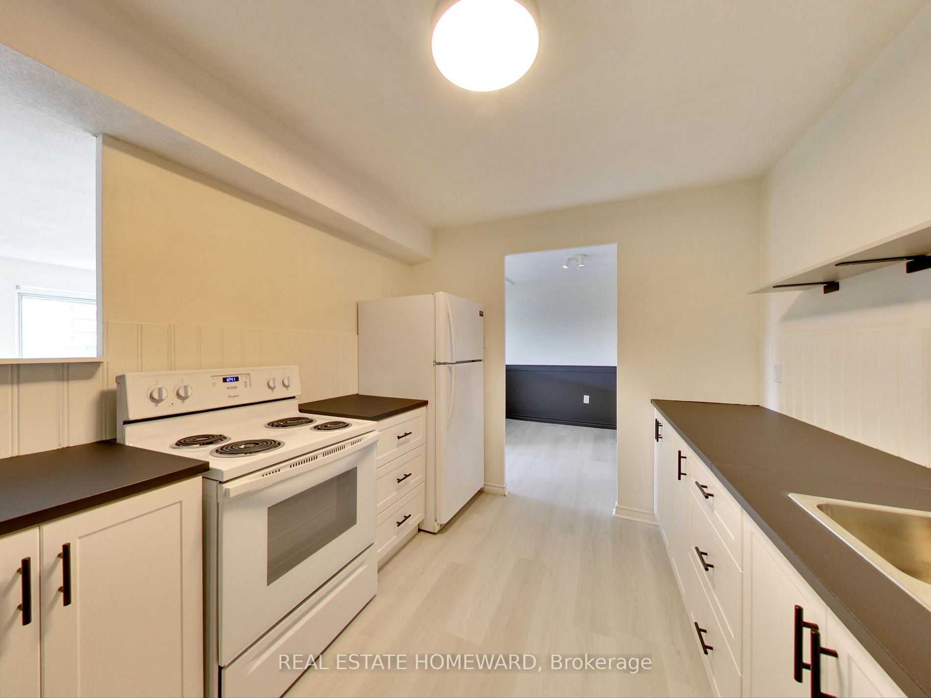 15 Elizabeth St N, #901